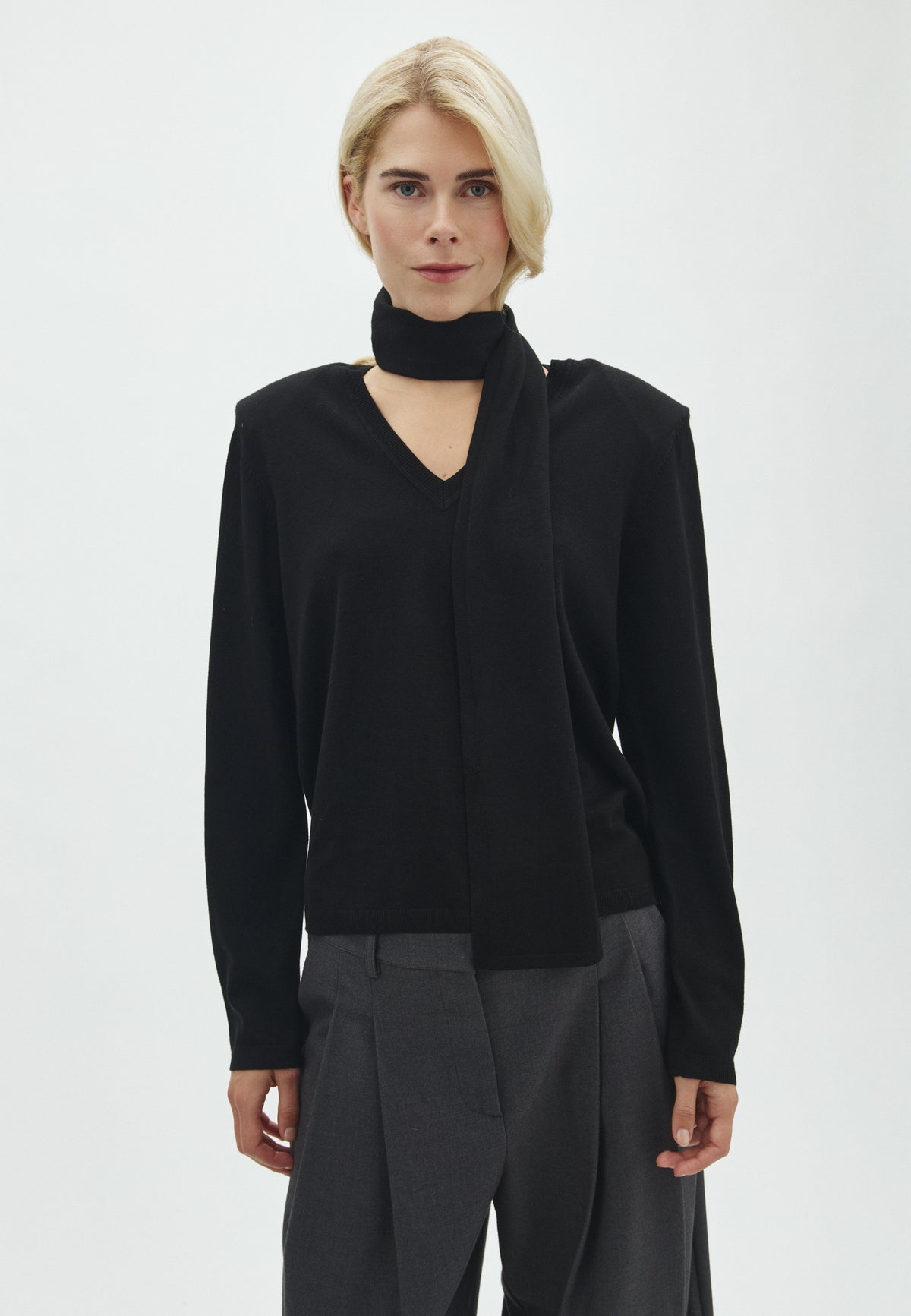 Bravia long-M_Black_Model_0