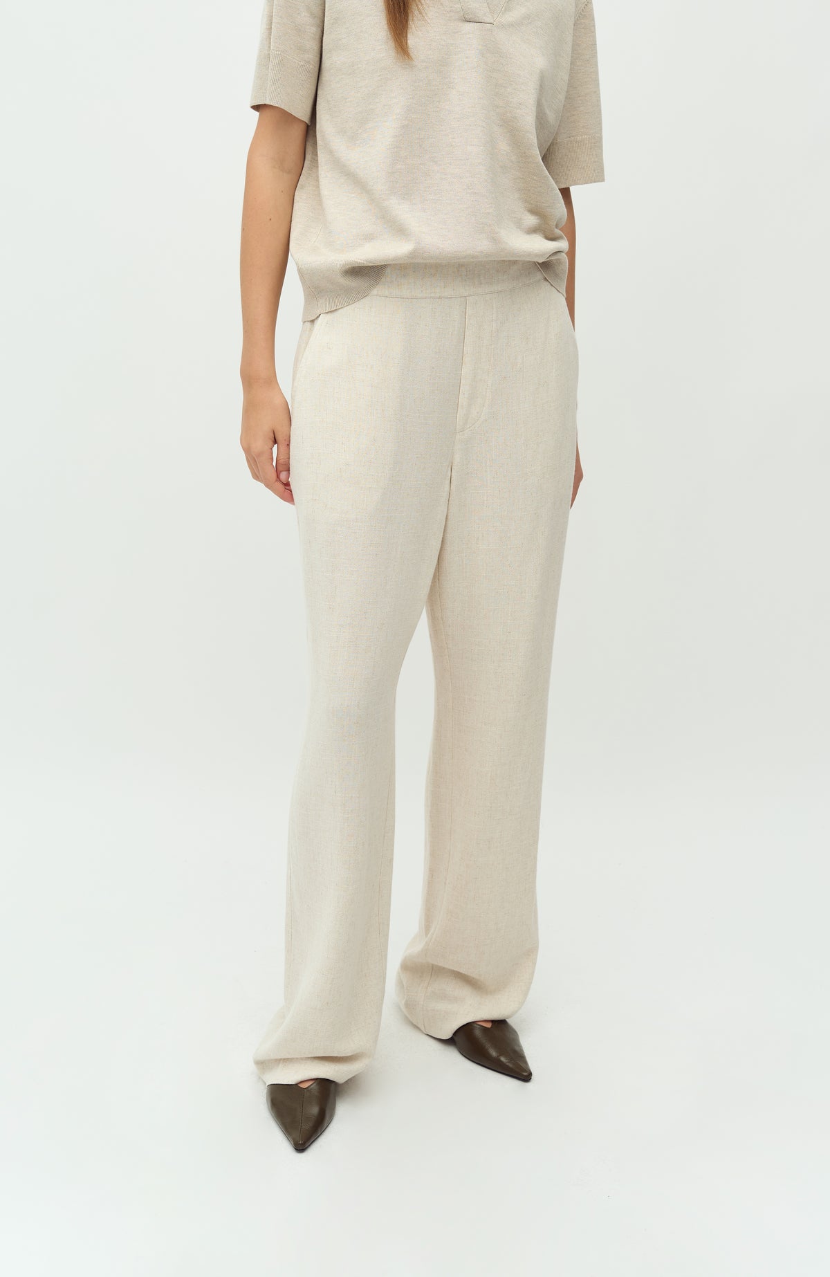 Emmett-M_Natural Beige_Model_1