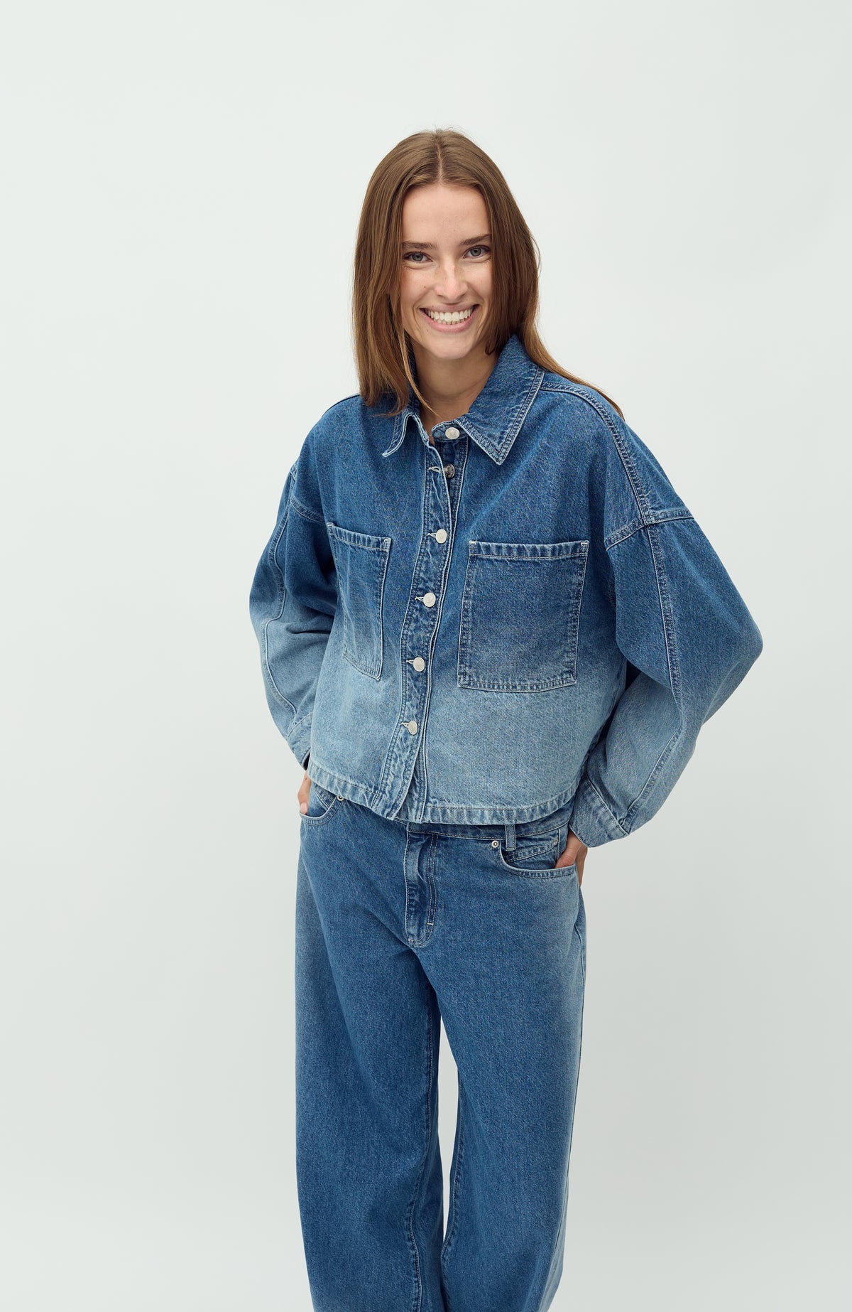 Winnia-M_Fading Denim Wash_Model_3