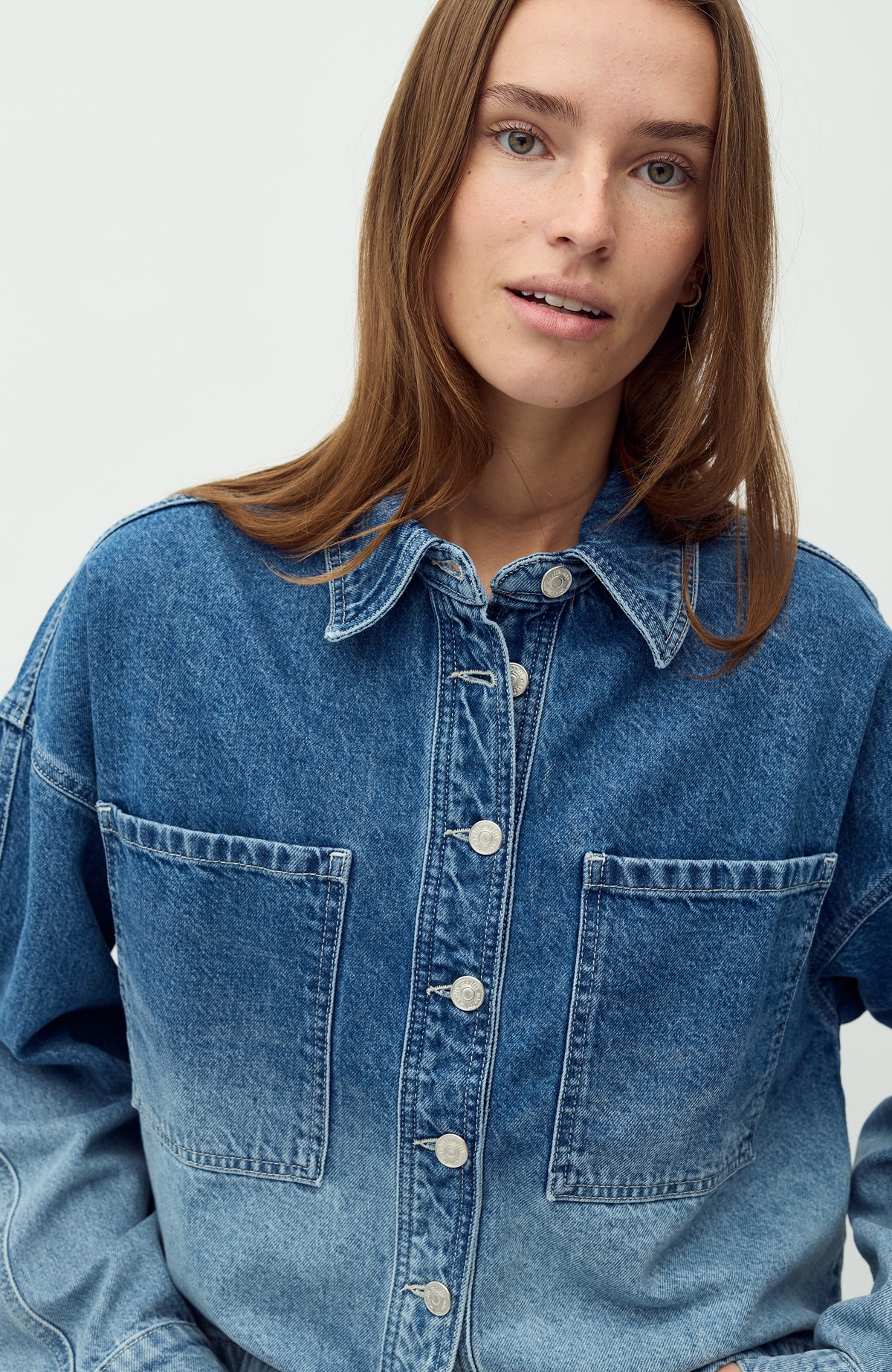 Winnia-M_Fading Denim Wash_Model_4