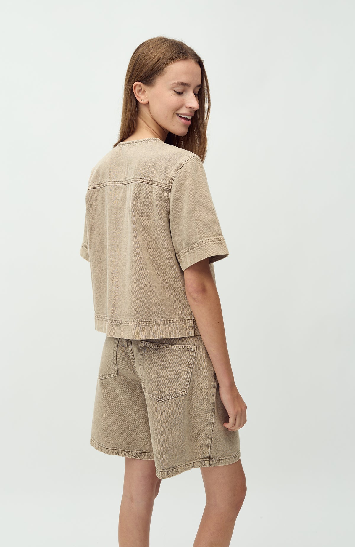 Reela-M_Beige Washed Denim_Model_2