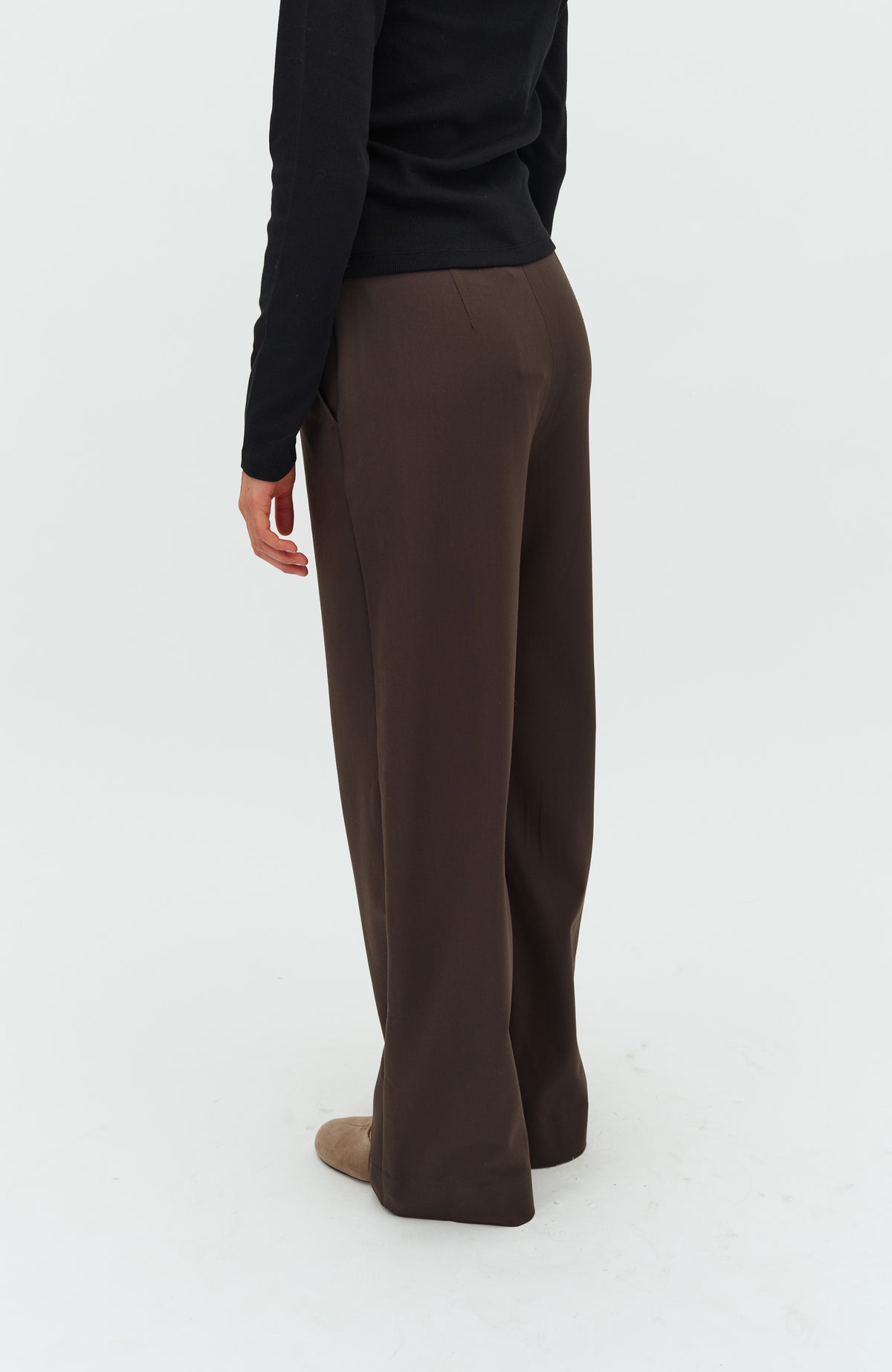 Lucy-M_Coffee Brown_Model_2