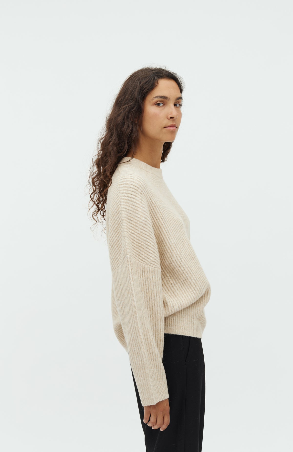 Gillian_Oyster Melange_Model_2