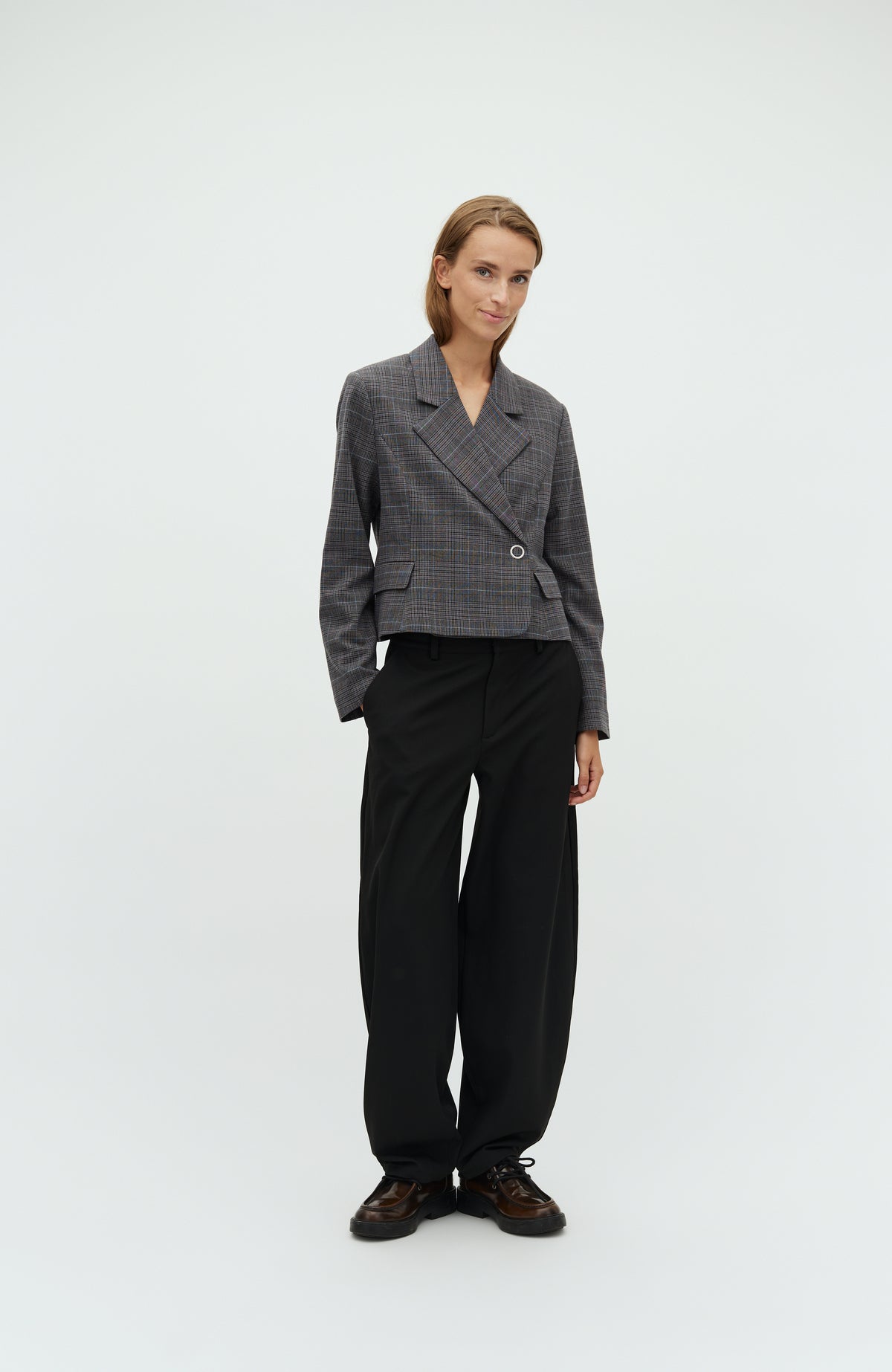 Iva-M_Grey Check_Model_3
