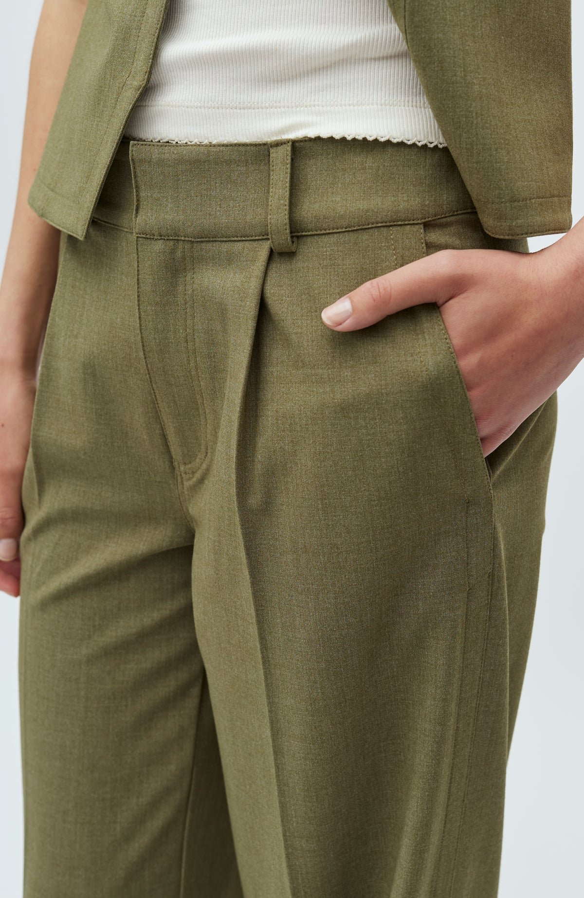 Farin-M_Dusty Olive Melange_Model_3