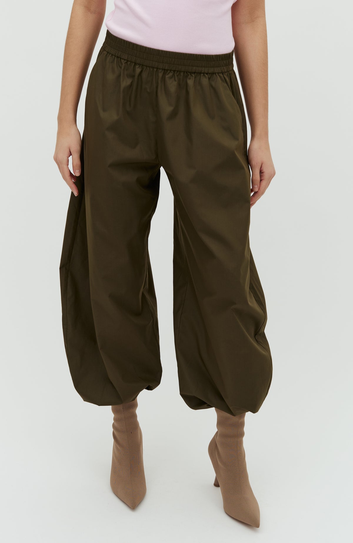 Eawyn-M_Dark Olive_Model_1