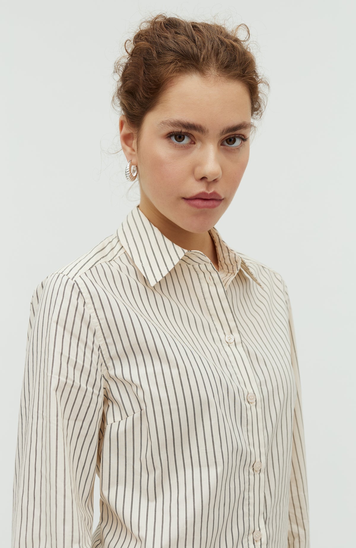 Kaloni-M_Cremé Black Stripe_Model_1