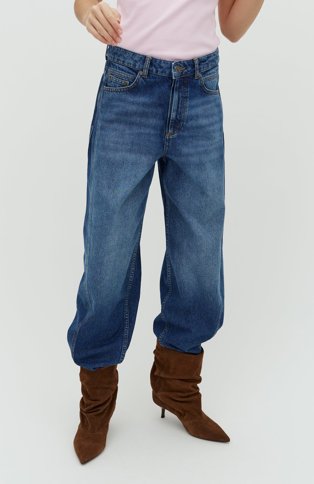 Menton-M_Vintage Blue Wash_Model_1
