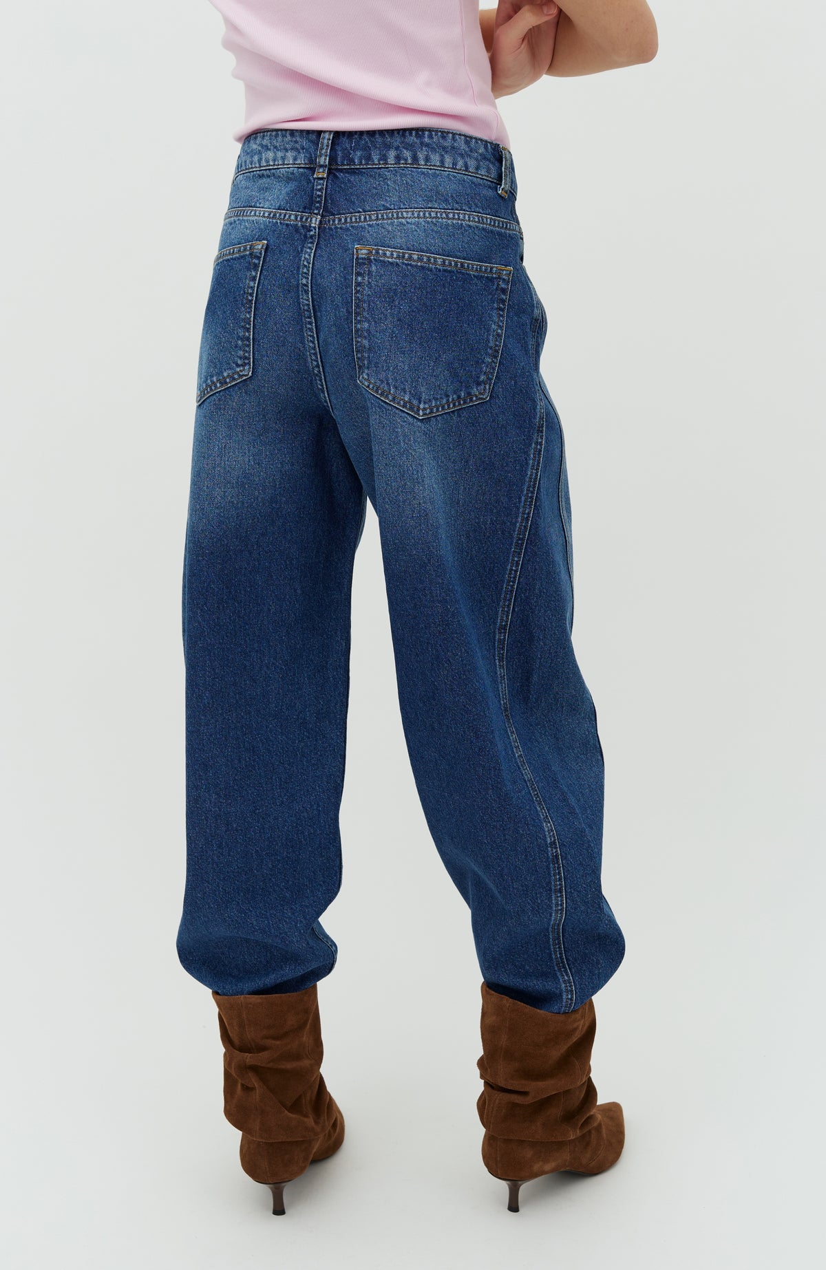 Menton-M_Vintage Blue Wash_Model_2