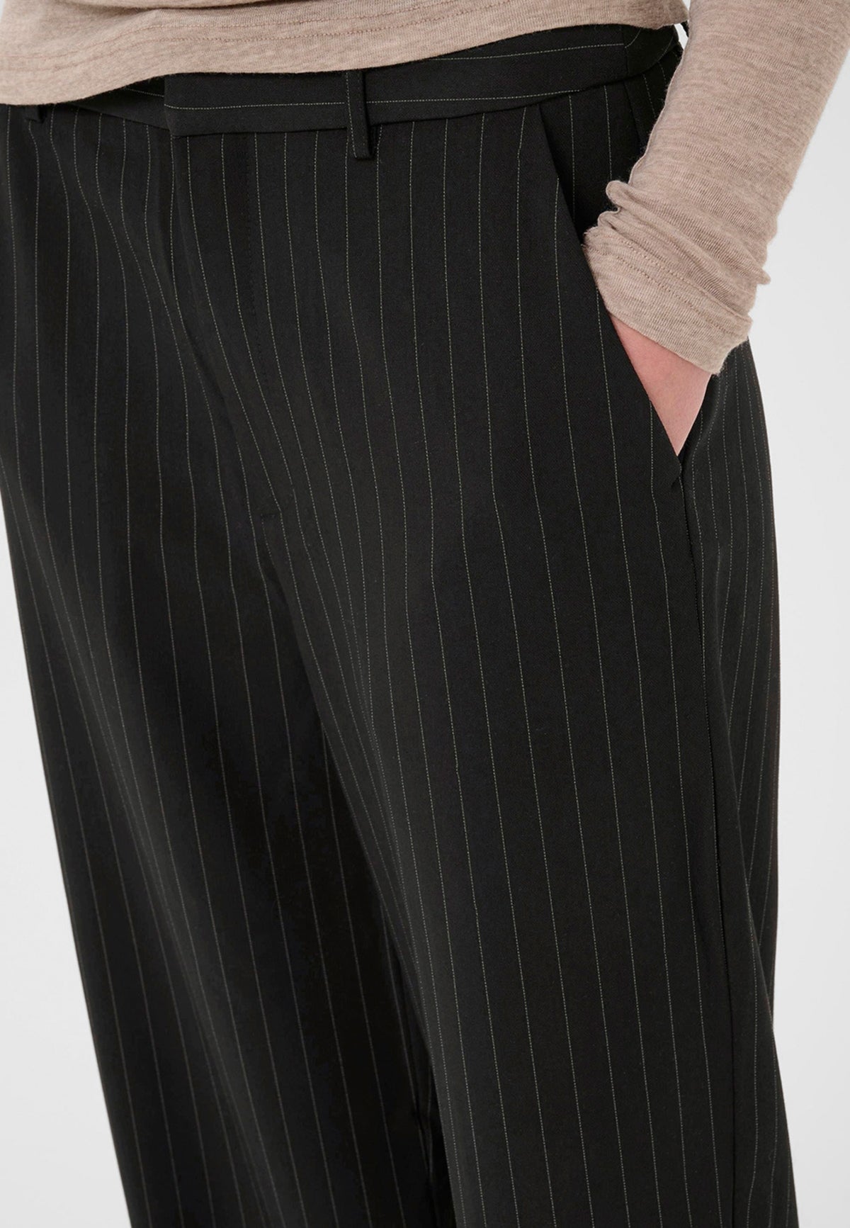 10909020 JoelleGZ pinstripe MW pants NOOS_black pinstripe_Model_1
