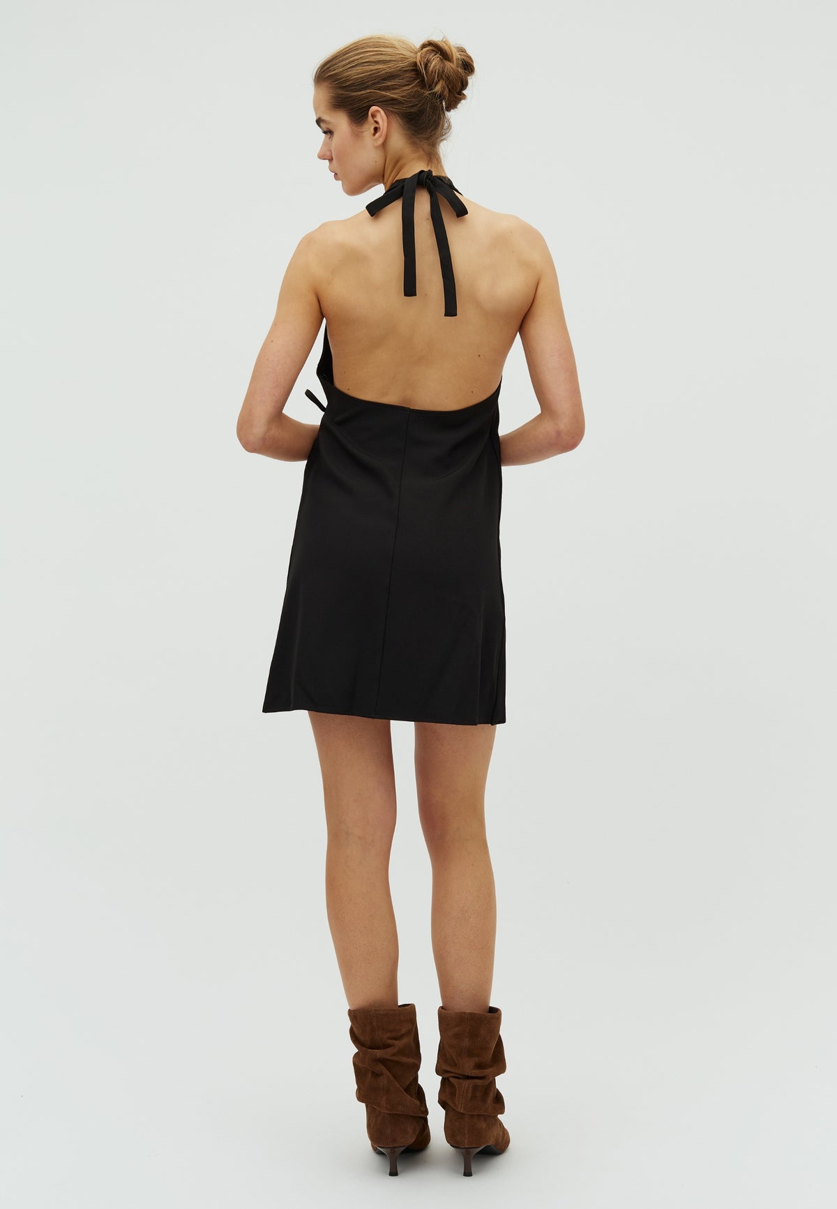 Savona-F_Black_Model_2