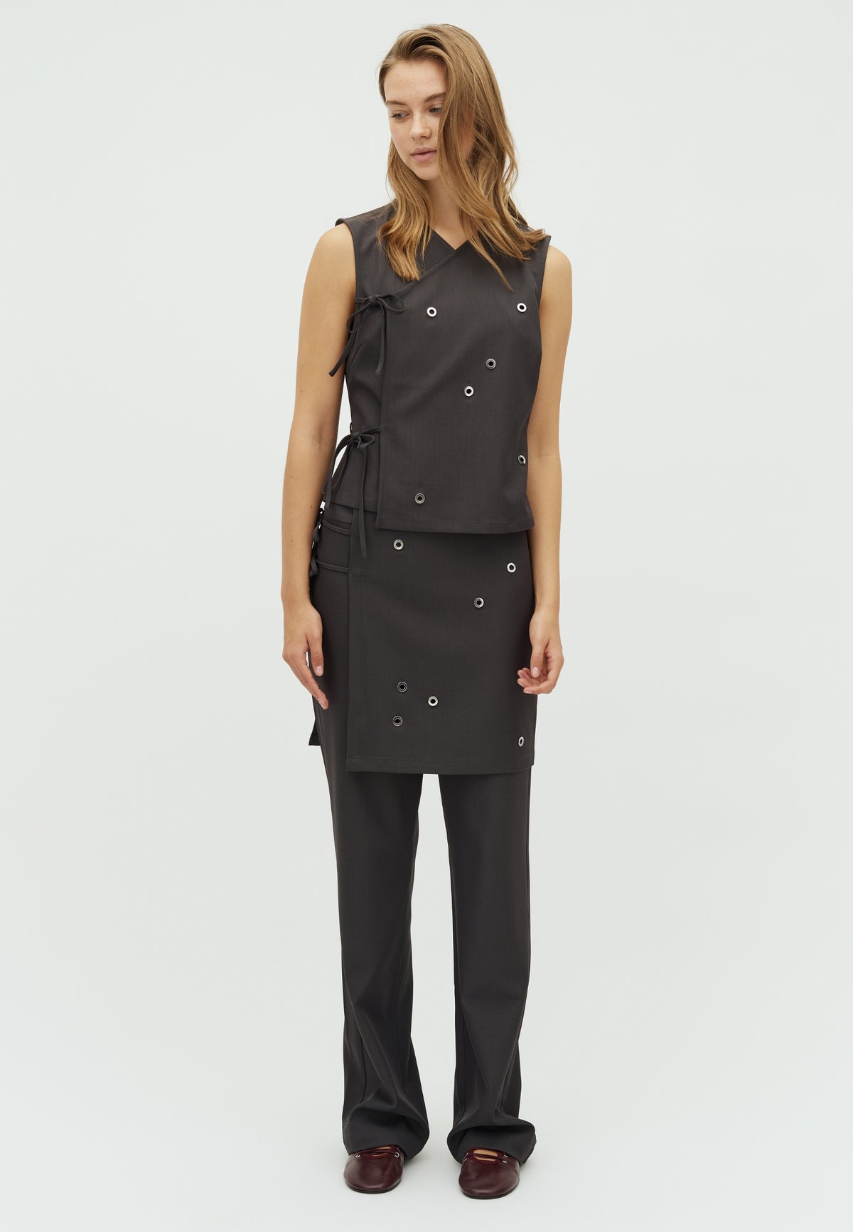 Kamira L Eyelet-F_Dark grey_Model_0
