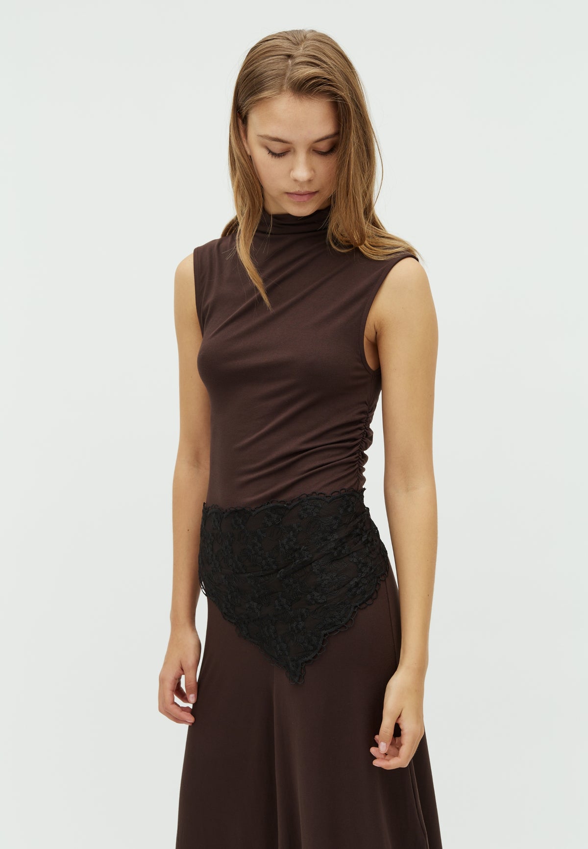 Virolea-F_Dark Brown_Model_1