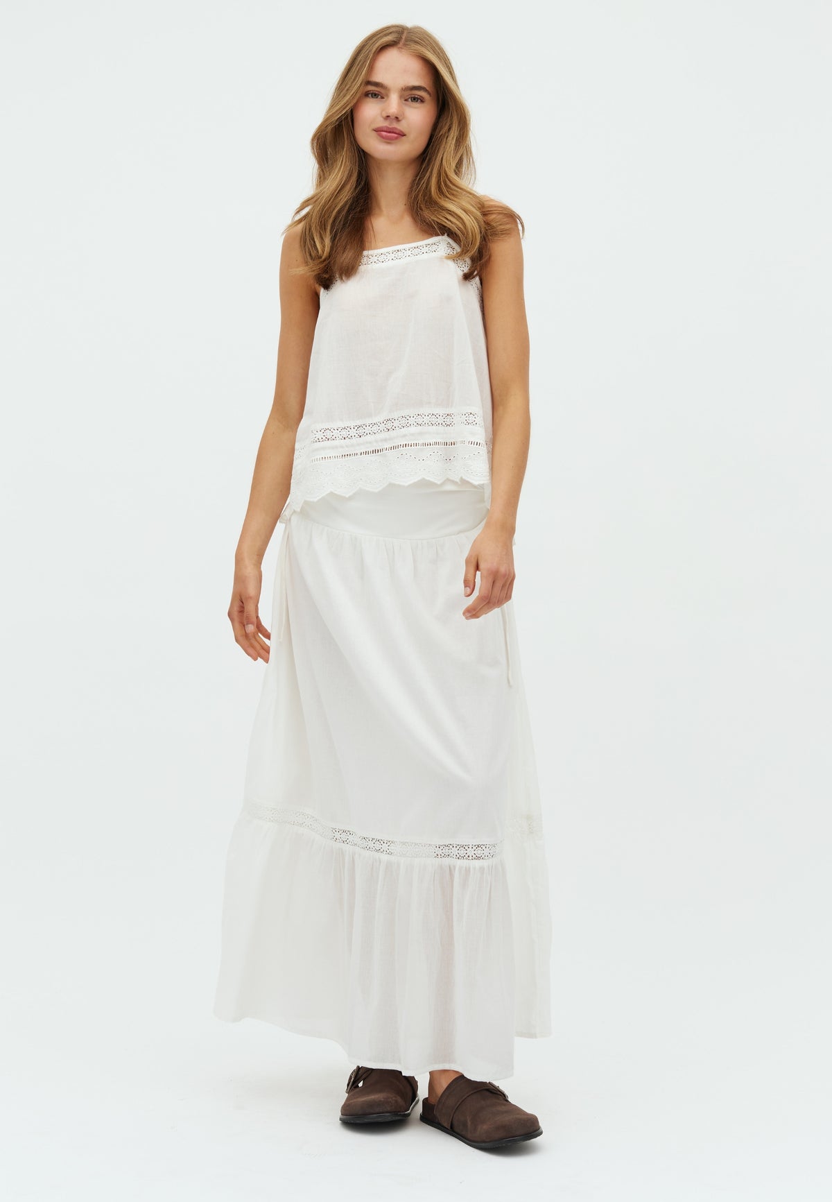 Ailua-F_White_Model_2