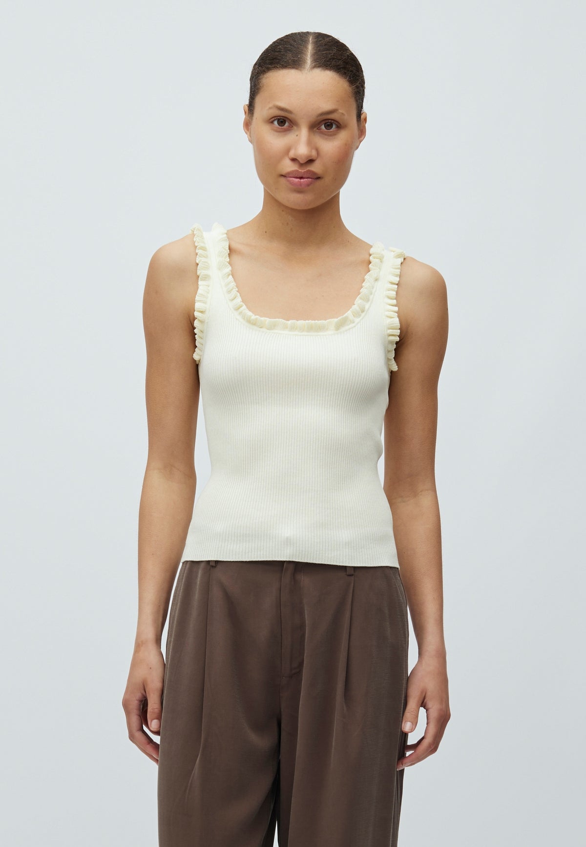 Elinne-M_Ivory Yellow_Model_2