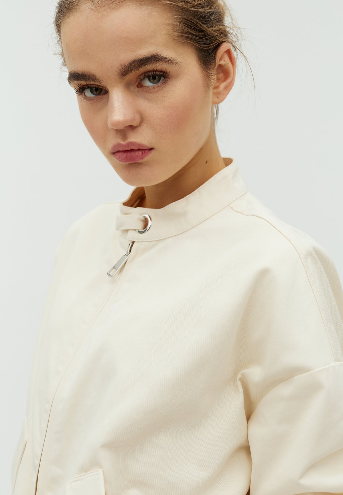 Elicora-F_Antique White_Model_1
