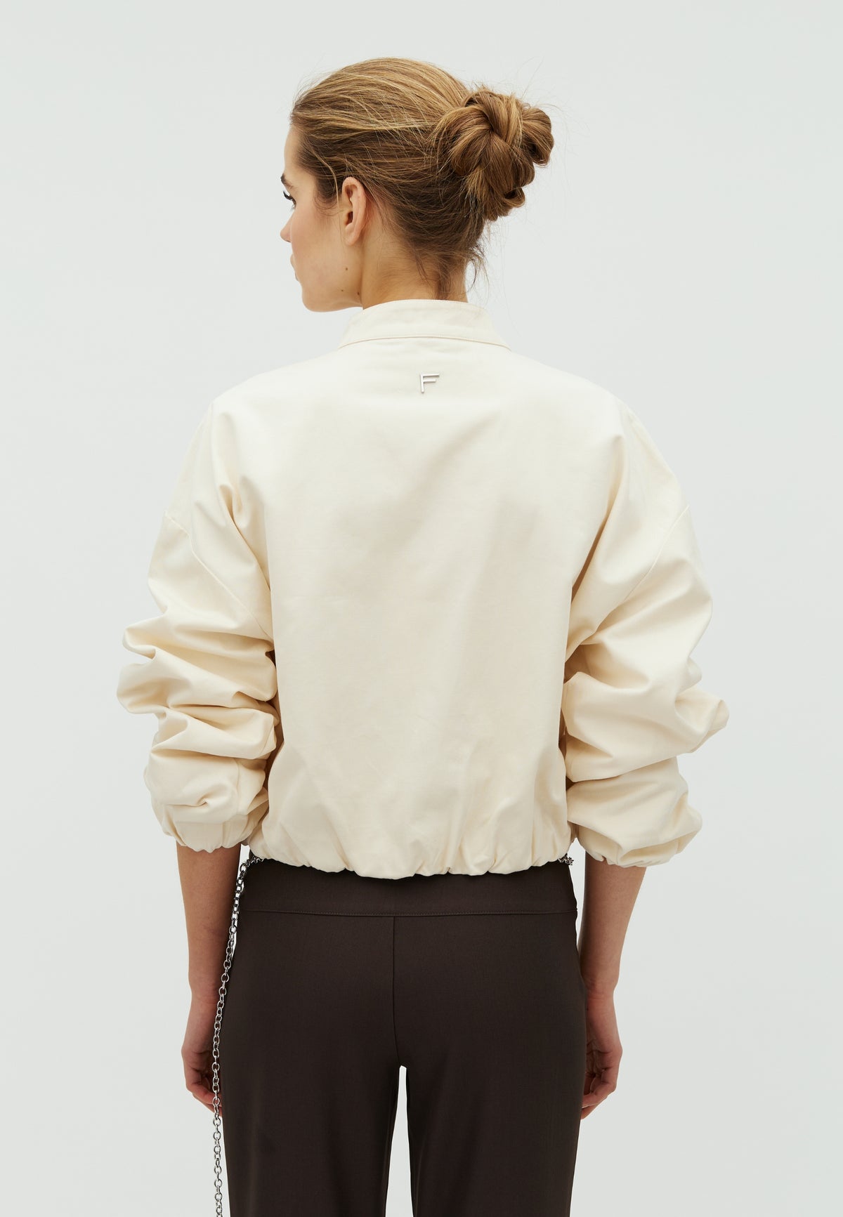 Elicora-F_Antique White_Model_2