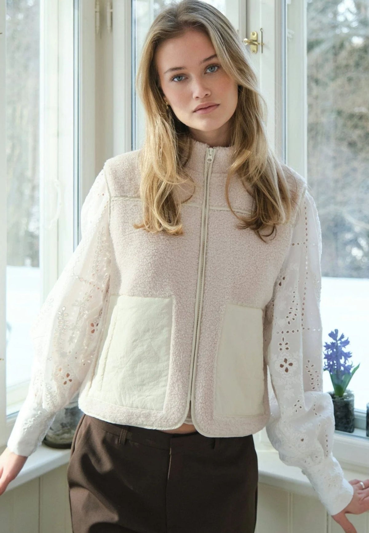 155725 Scout Teddy Waistcoat_Ivory/Ivory_Model_6