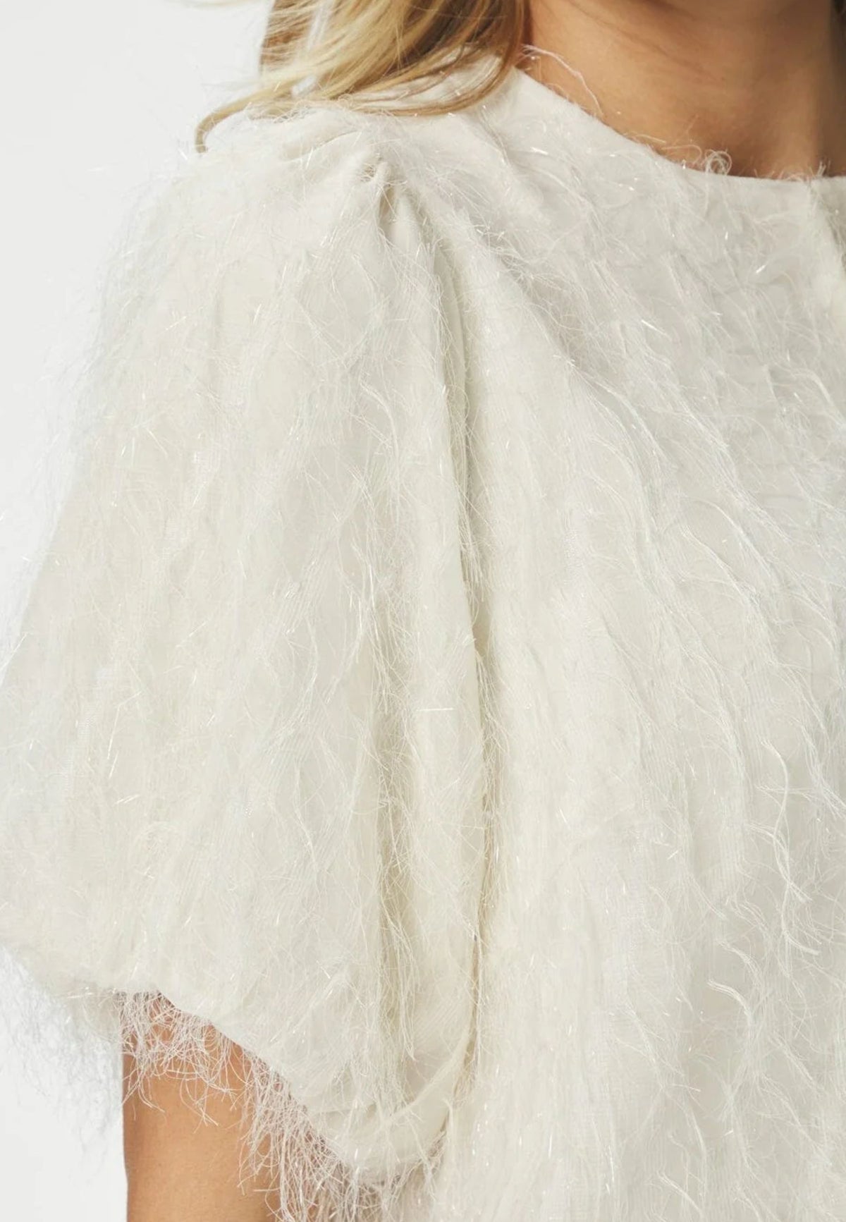 167582 Aisa Frilly Blouse_Creme_Model_1