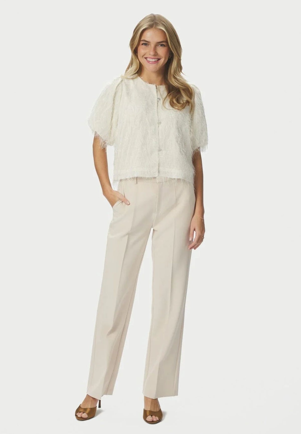 167582 Aisa Frilly Blouse_Creme_Model_3