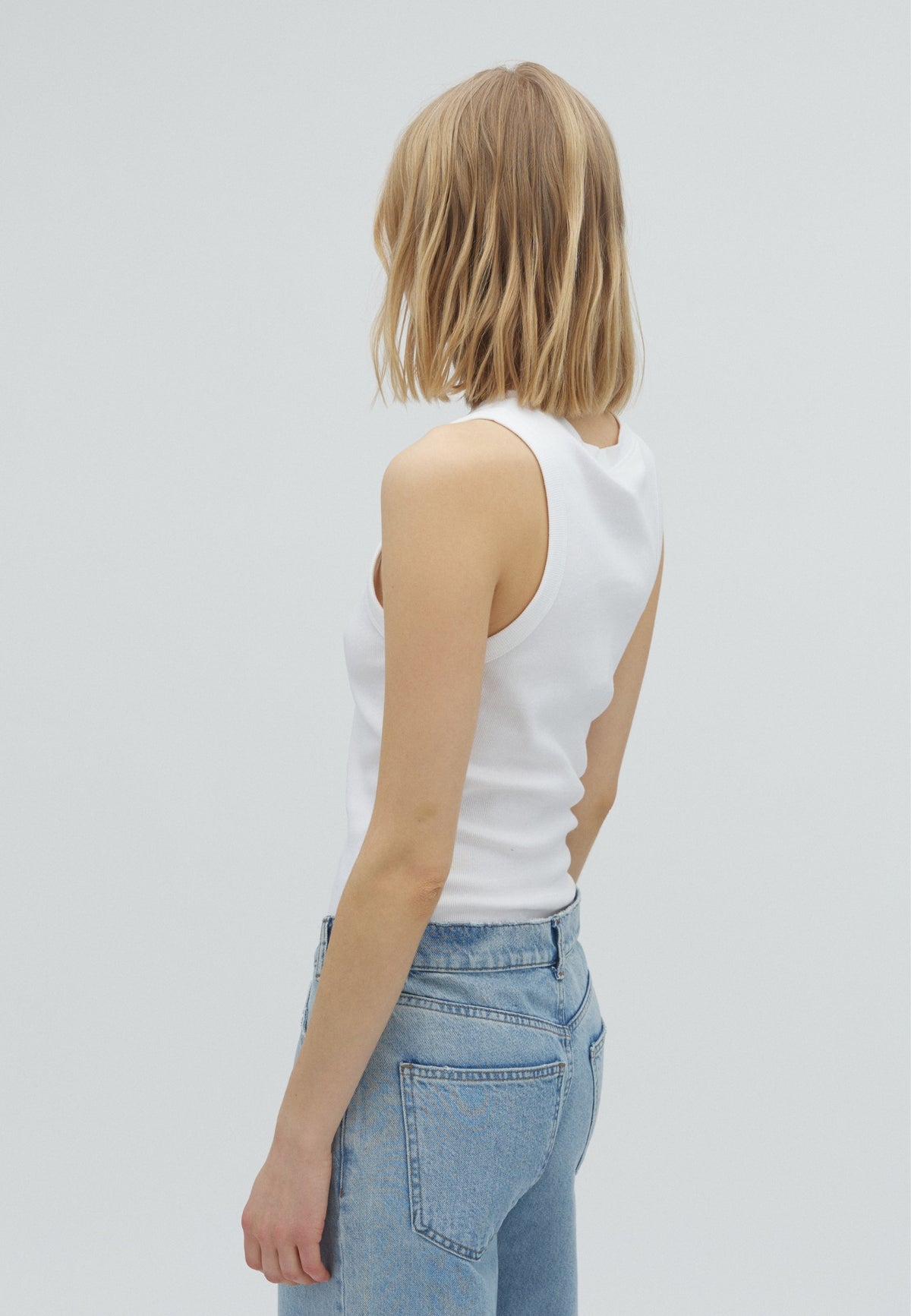 Jaxson V-M_White_Model_2