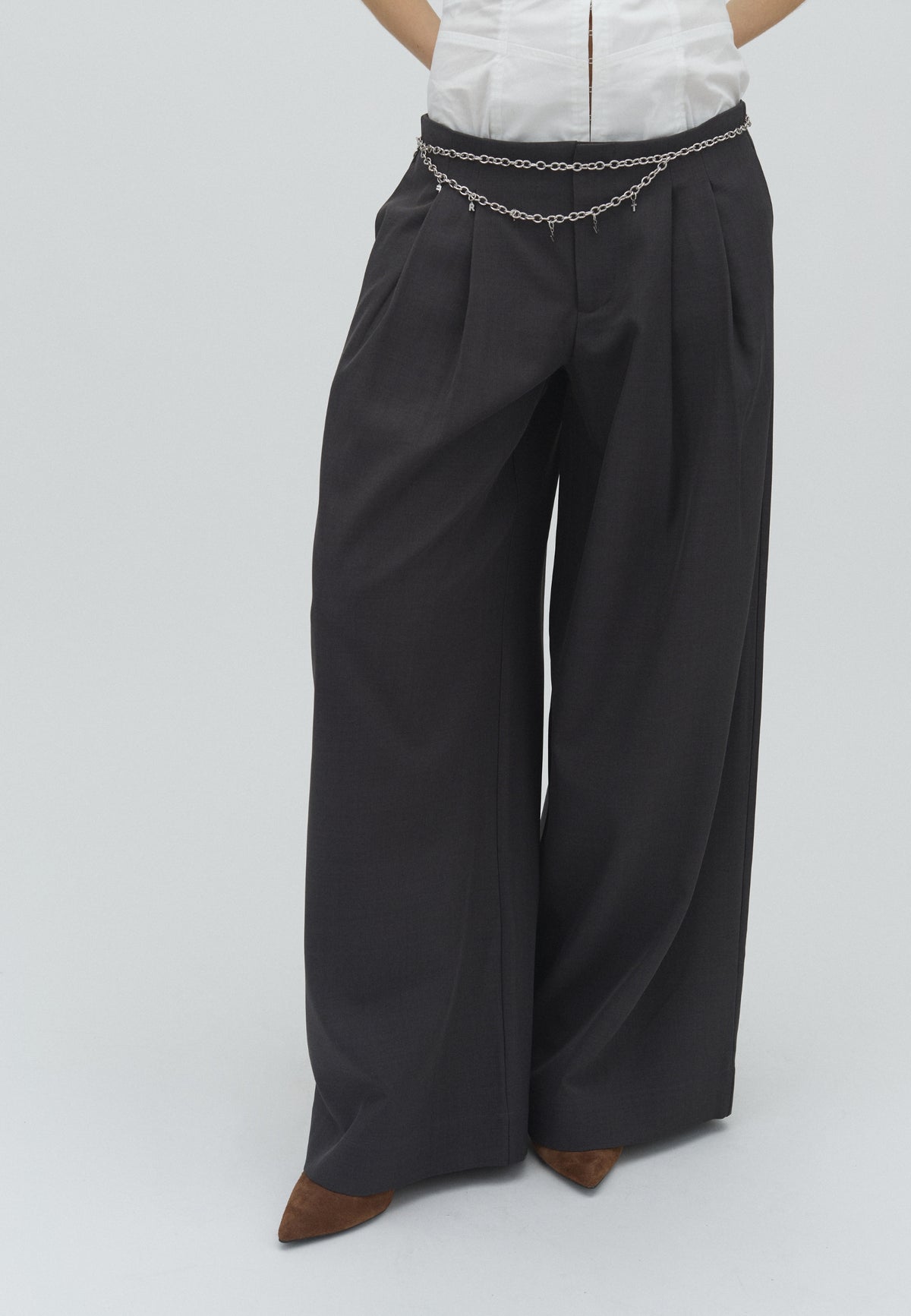 Sienna-F_Dark Grey_Model_1