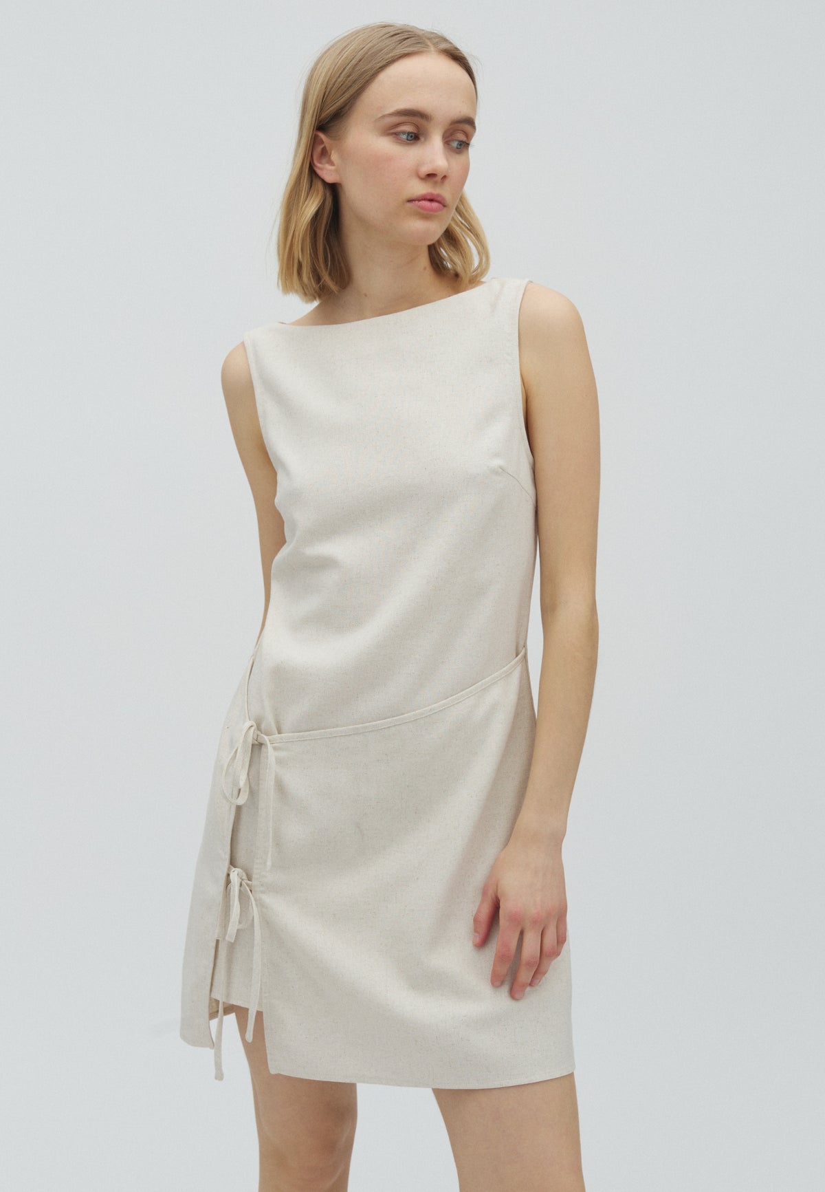 Ellenor-F_Natural Linen_Model_1