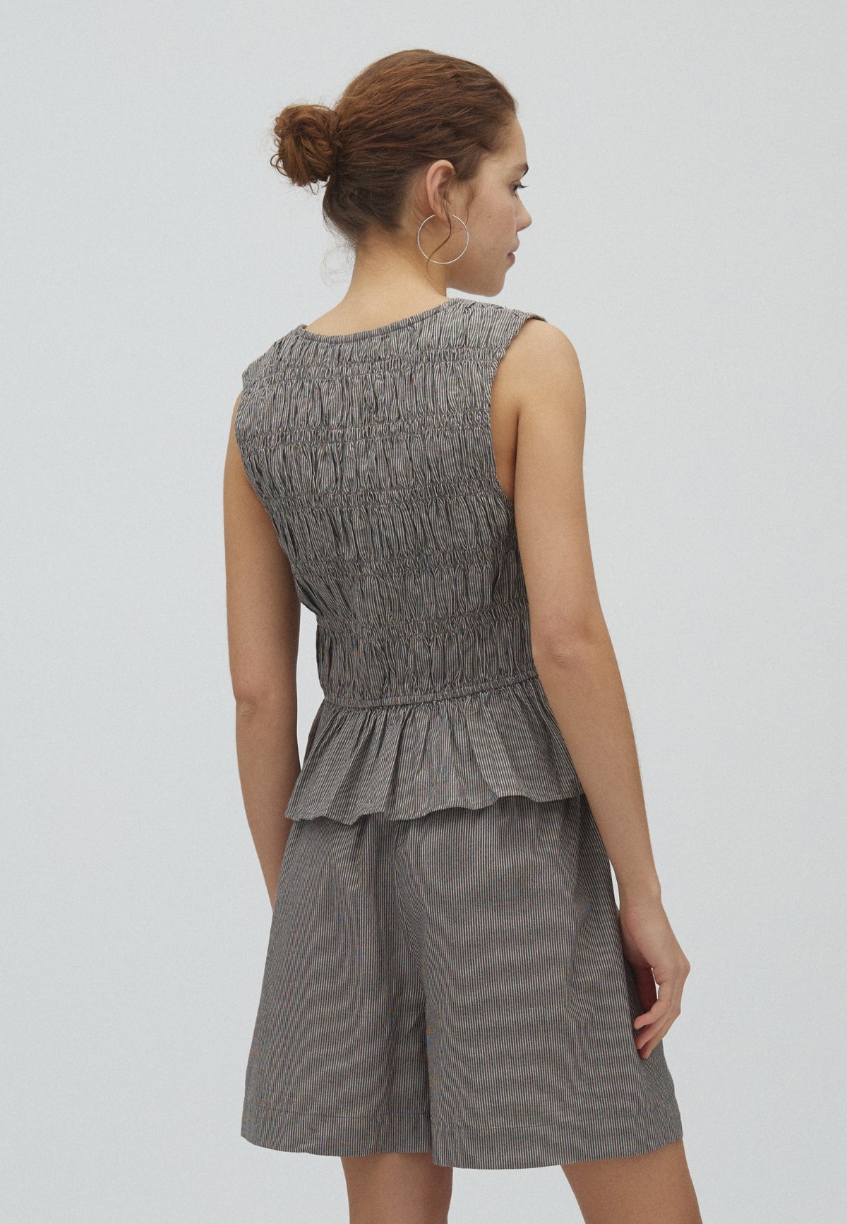 Cyra-M_Java White Stripe_Model_2