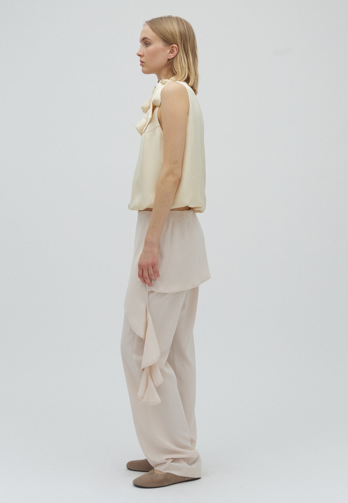 Teone-F_Powder Beige_Model_2