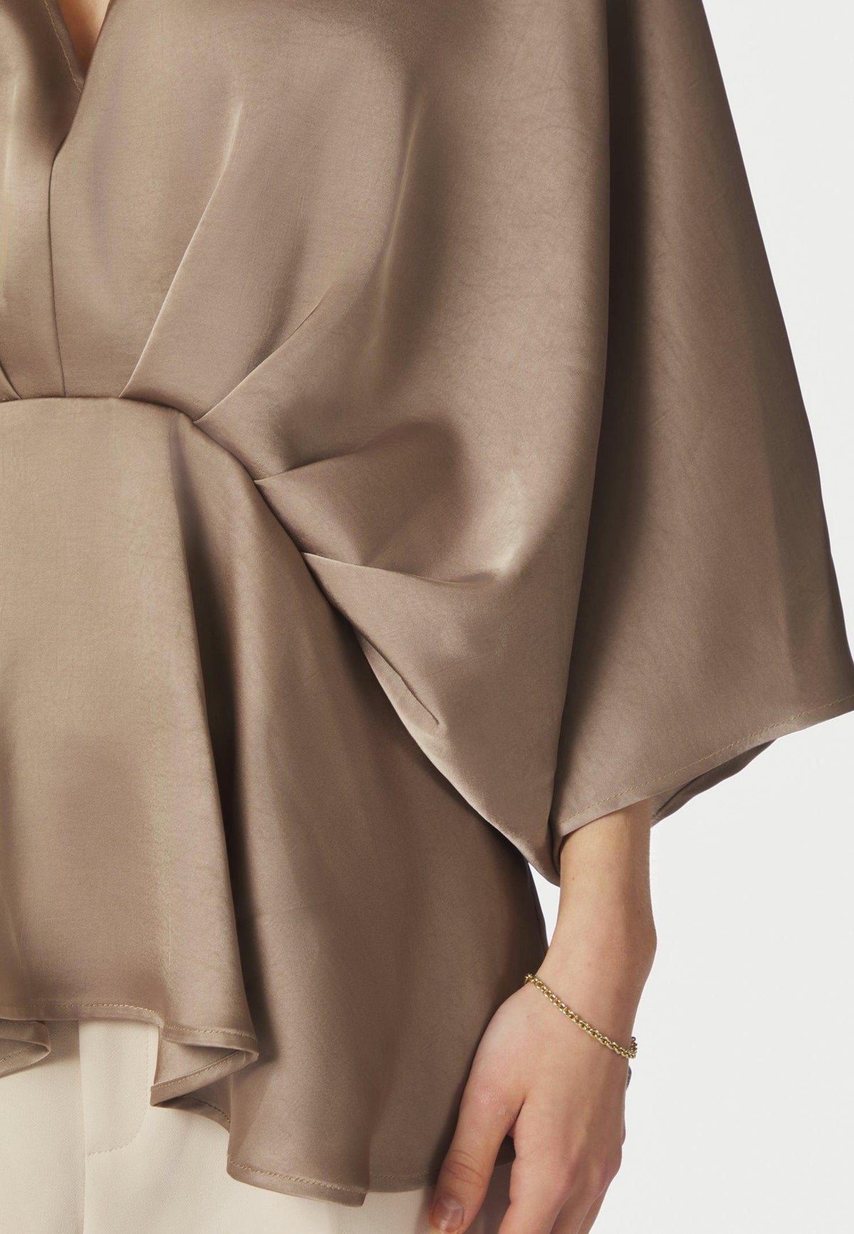 168095 Rivina Heavy Sateen Blouse_Dark Taupe_Model_2