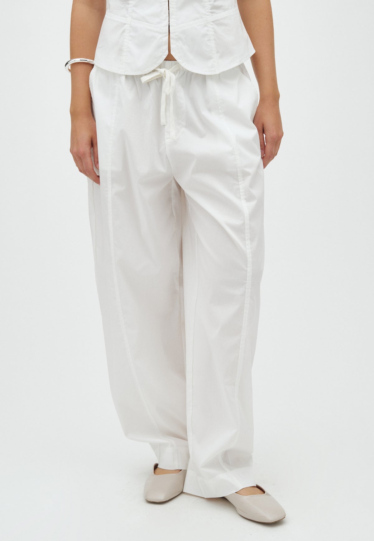 Saca-F_White_Model_1