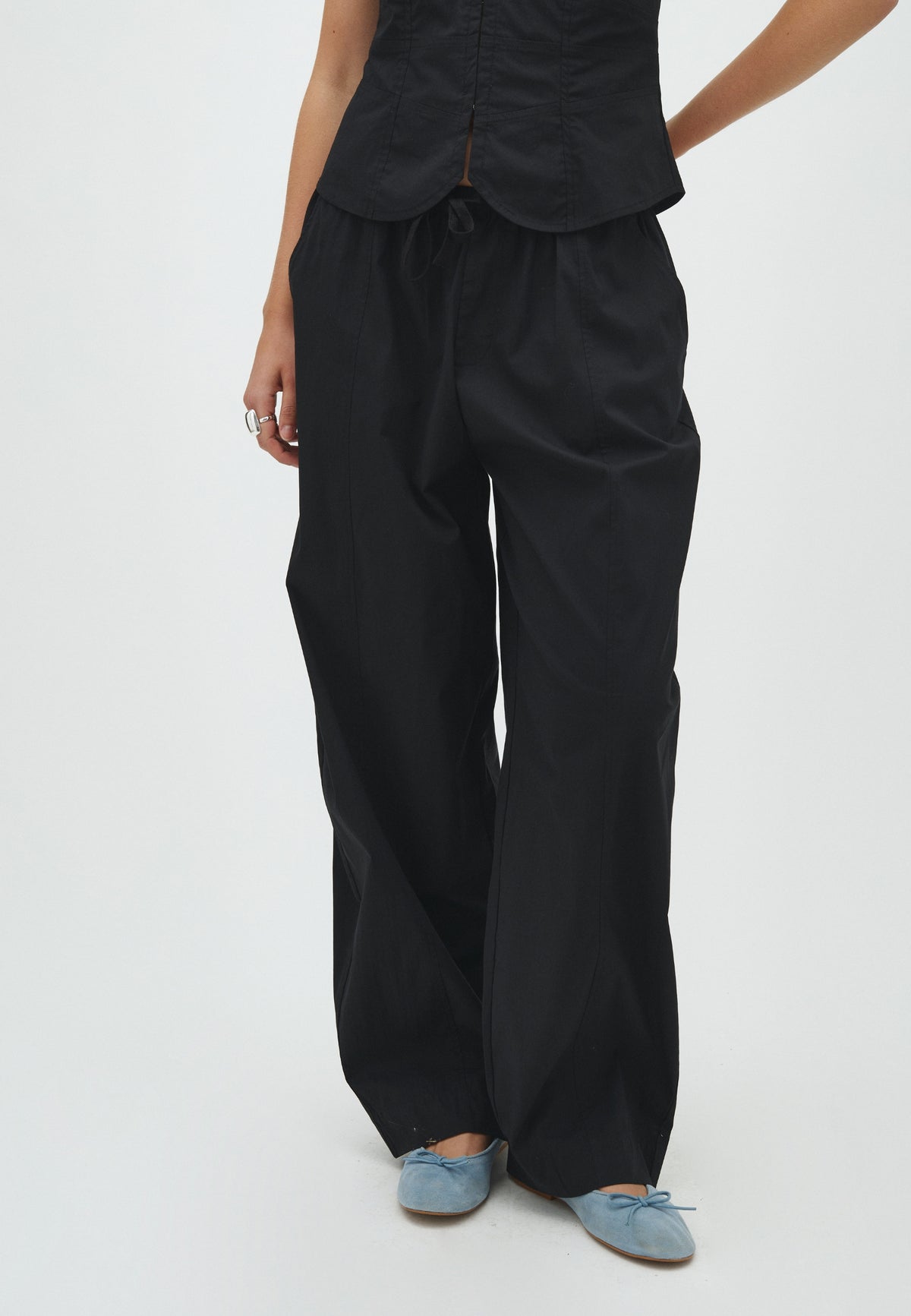 Saca-F_Black_Model_1