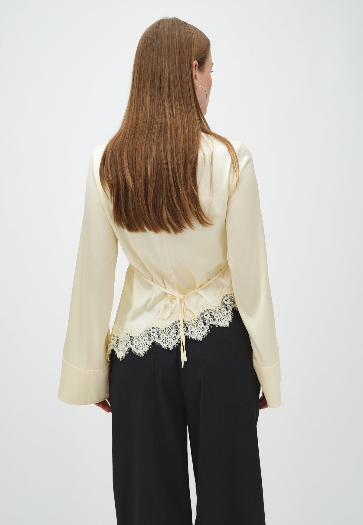 Beneka-F_Butter Yellow_Model_2