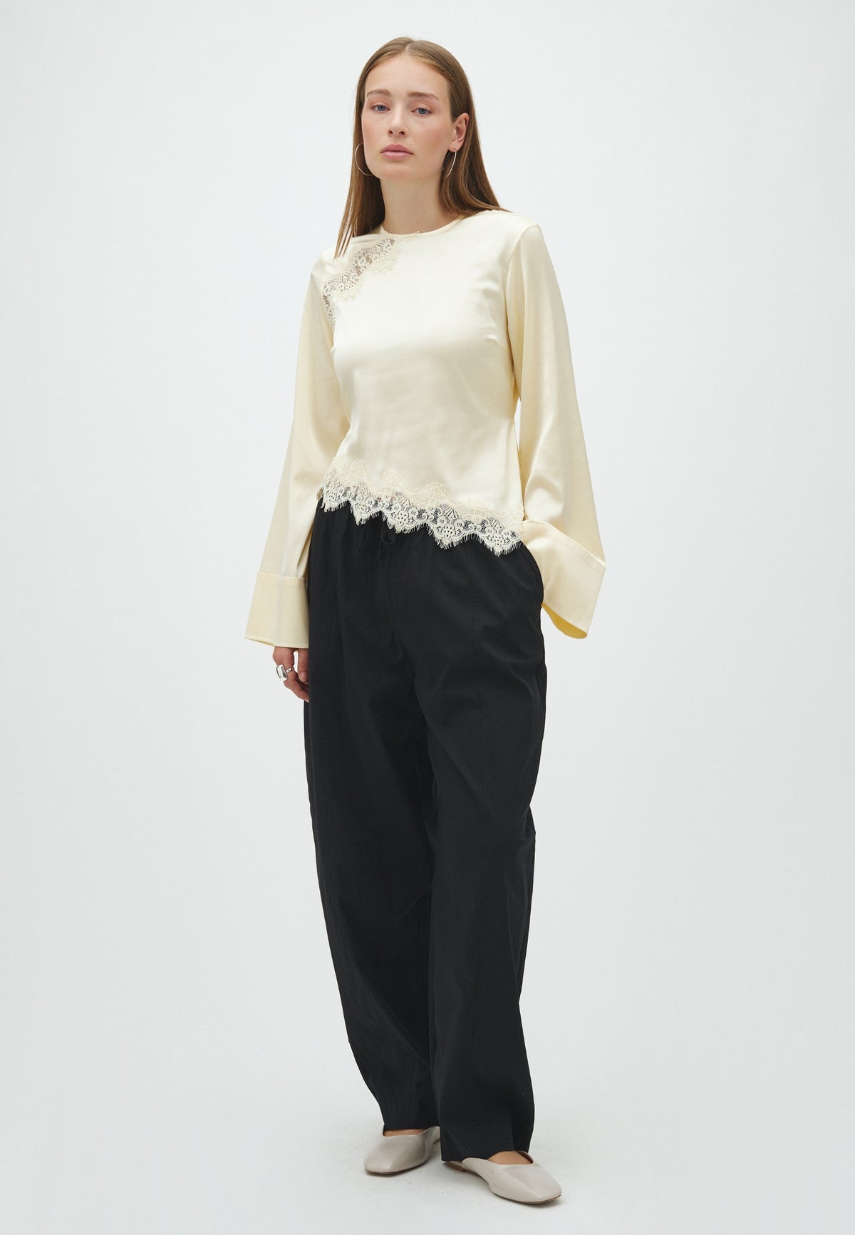 Beneka-F_Butter Yellow_Model_3