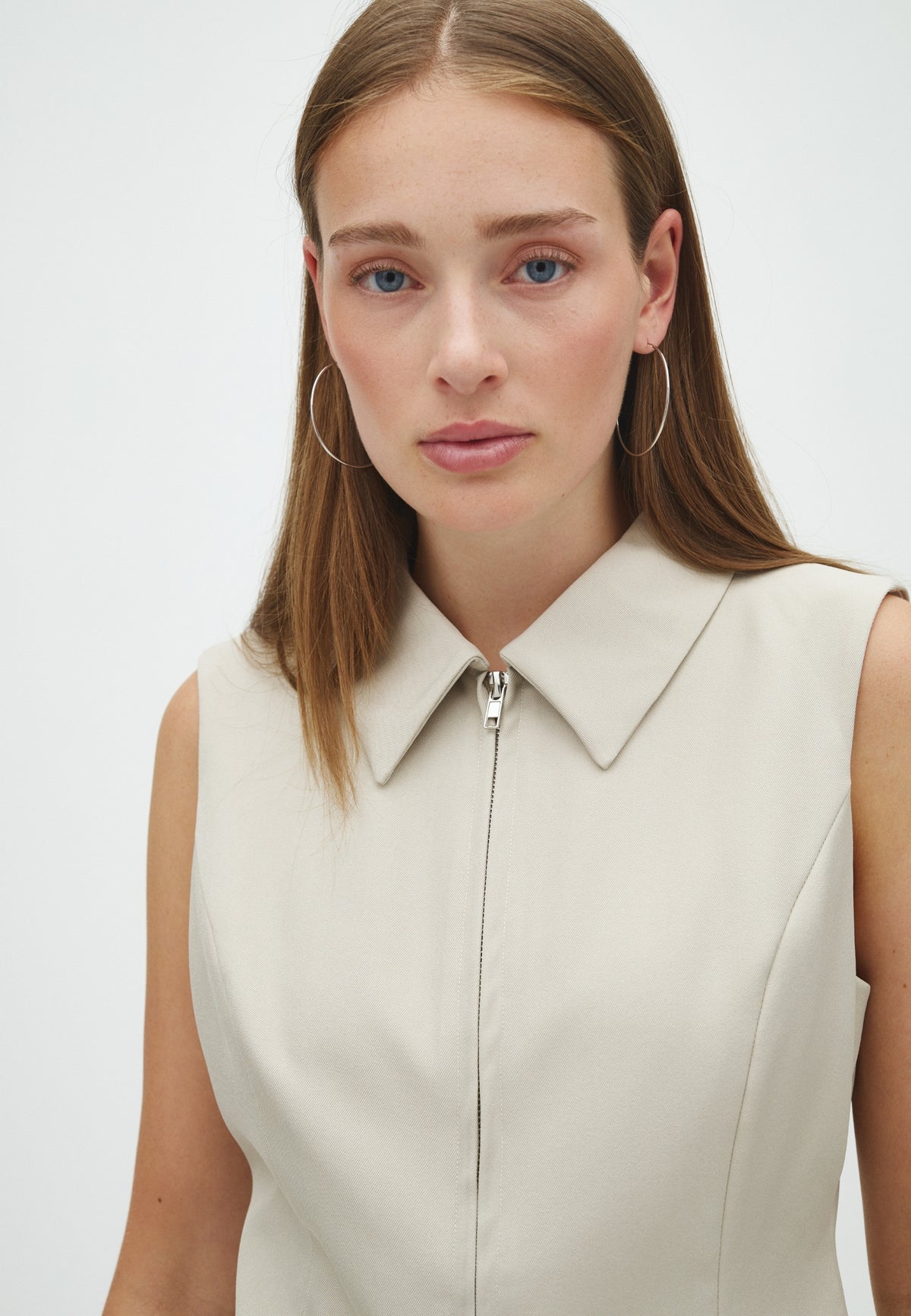 165836 Innabella Structure Waistcoat_Creme_Model_1