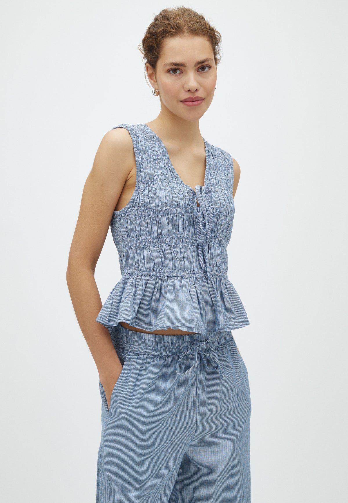 Cyra-M_Blue White Stripe_Model_0