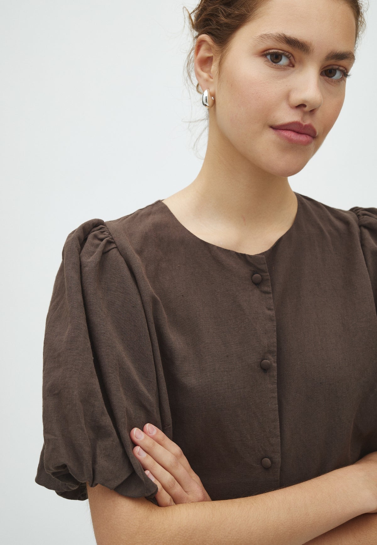 170009 Noisa Linen Blouse_Dark Brown_Model_1
