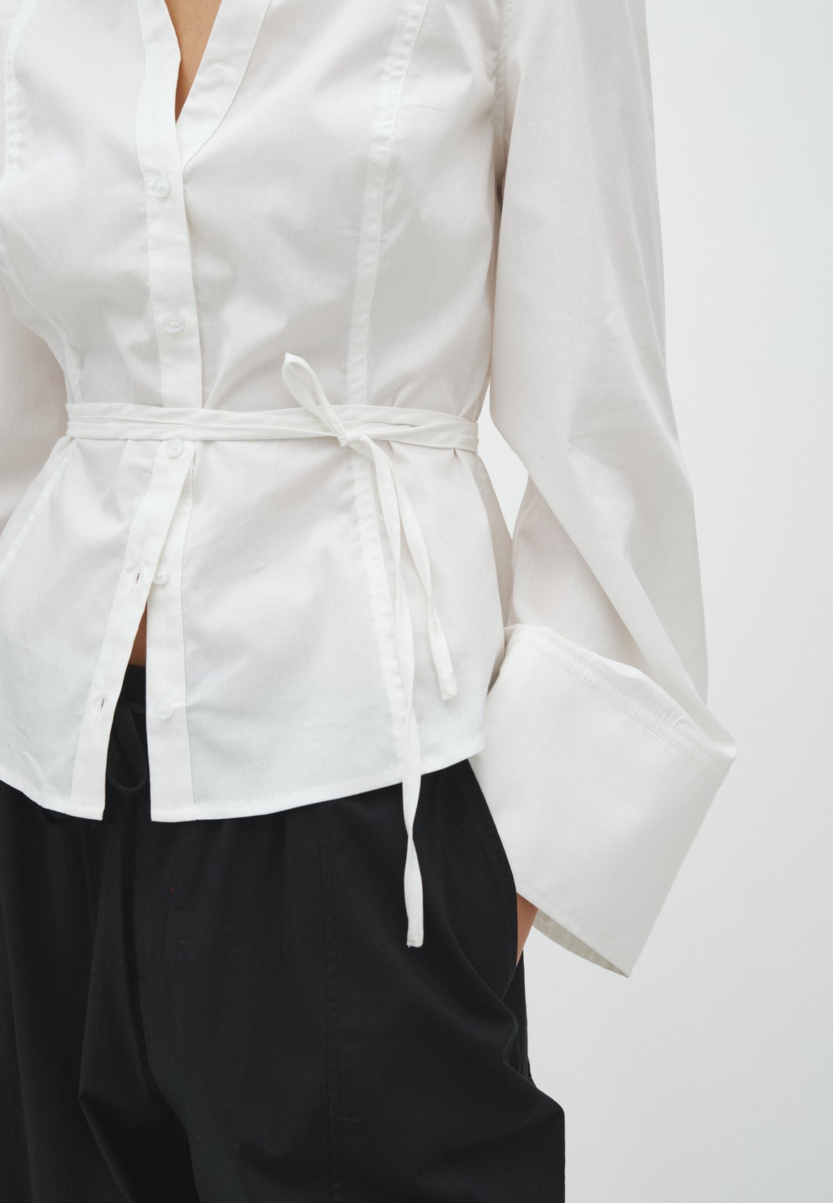 Noellie-F_White_Model_1