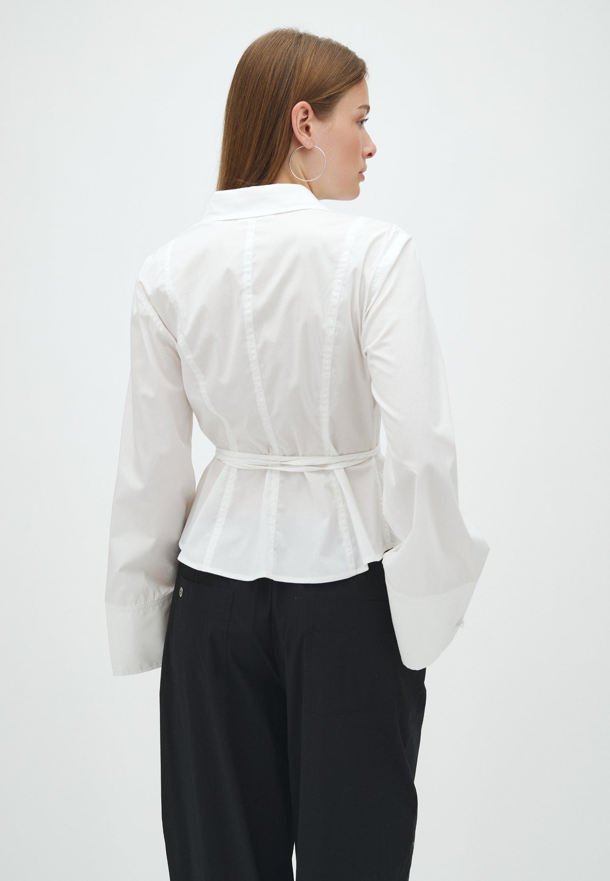 Noellie-F_White_Model_2