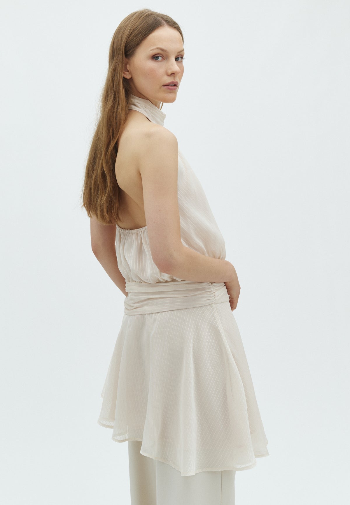 Cubine-F_Antique White_Model_2