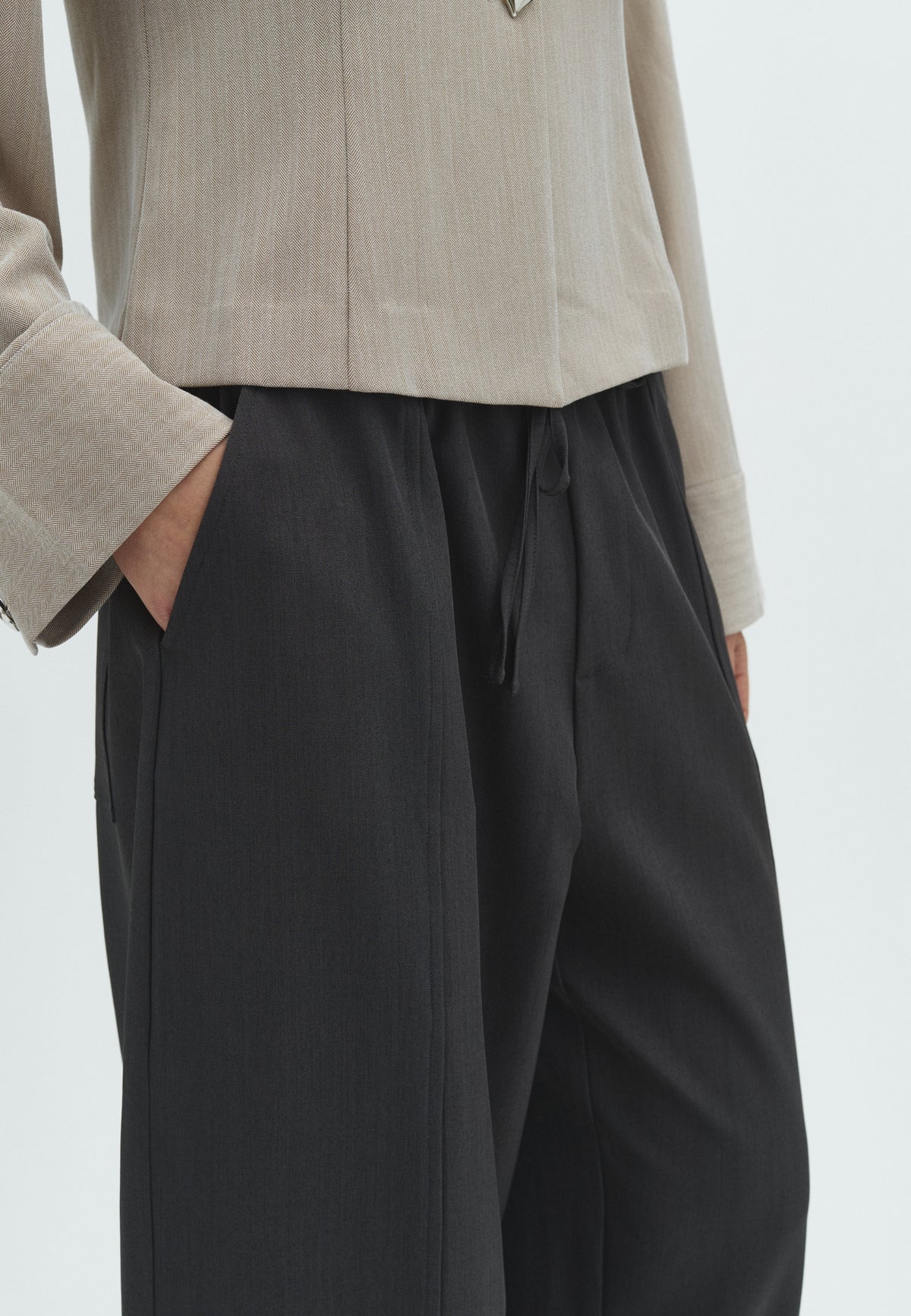 Saca-F_Dark Grey_Model_1