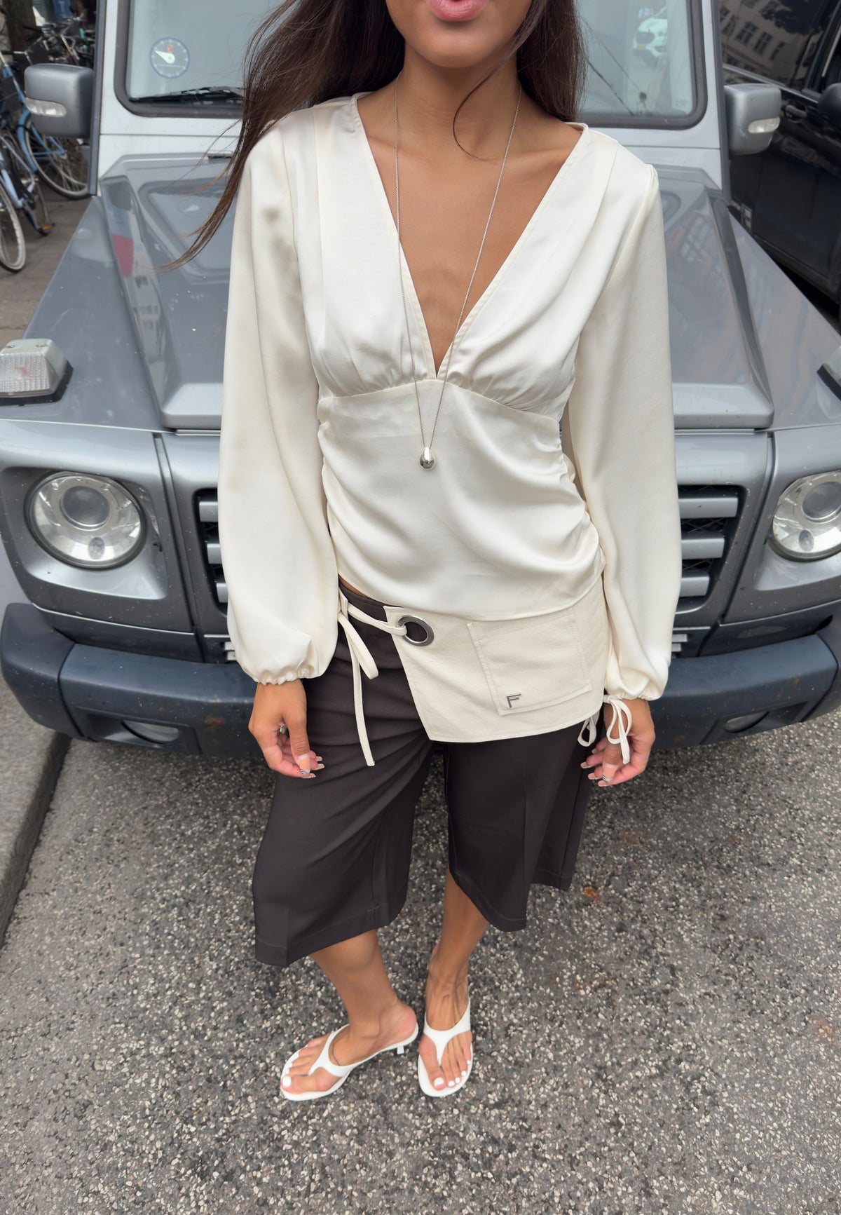 Berdette-F_Antique White_Content_0
