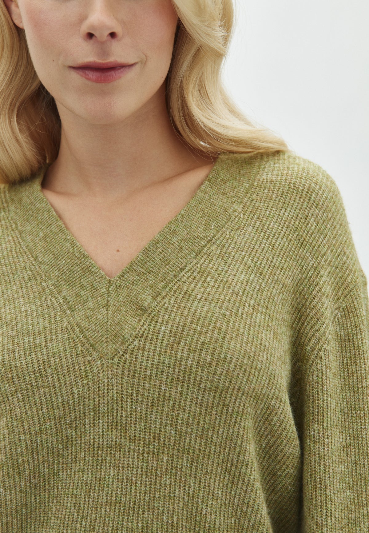 Asato V-M_Sage Green Melange_Model_1