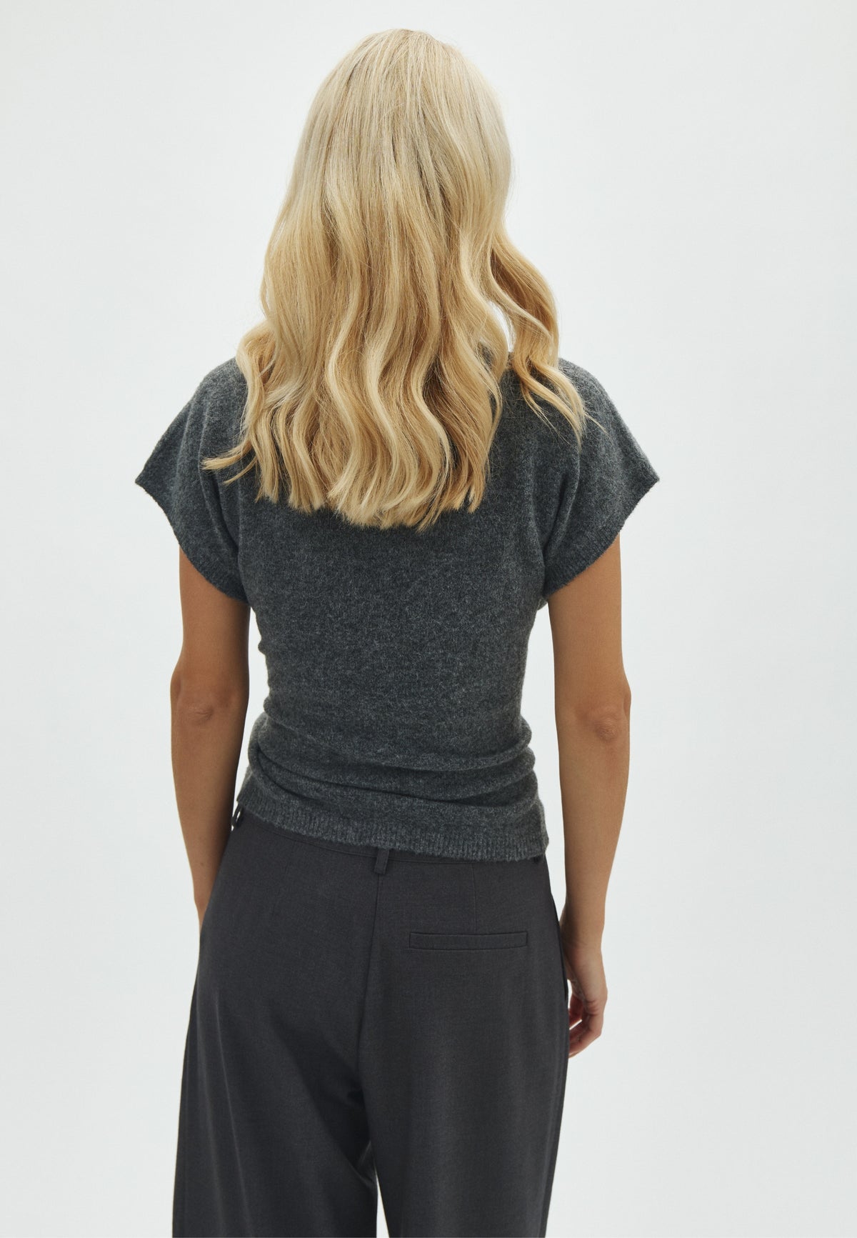 Sulana-M_Shadow Grey_Model_2