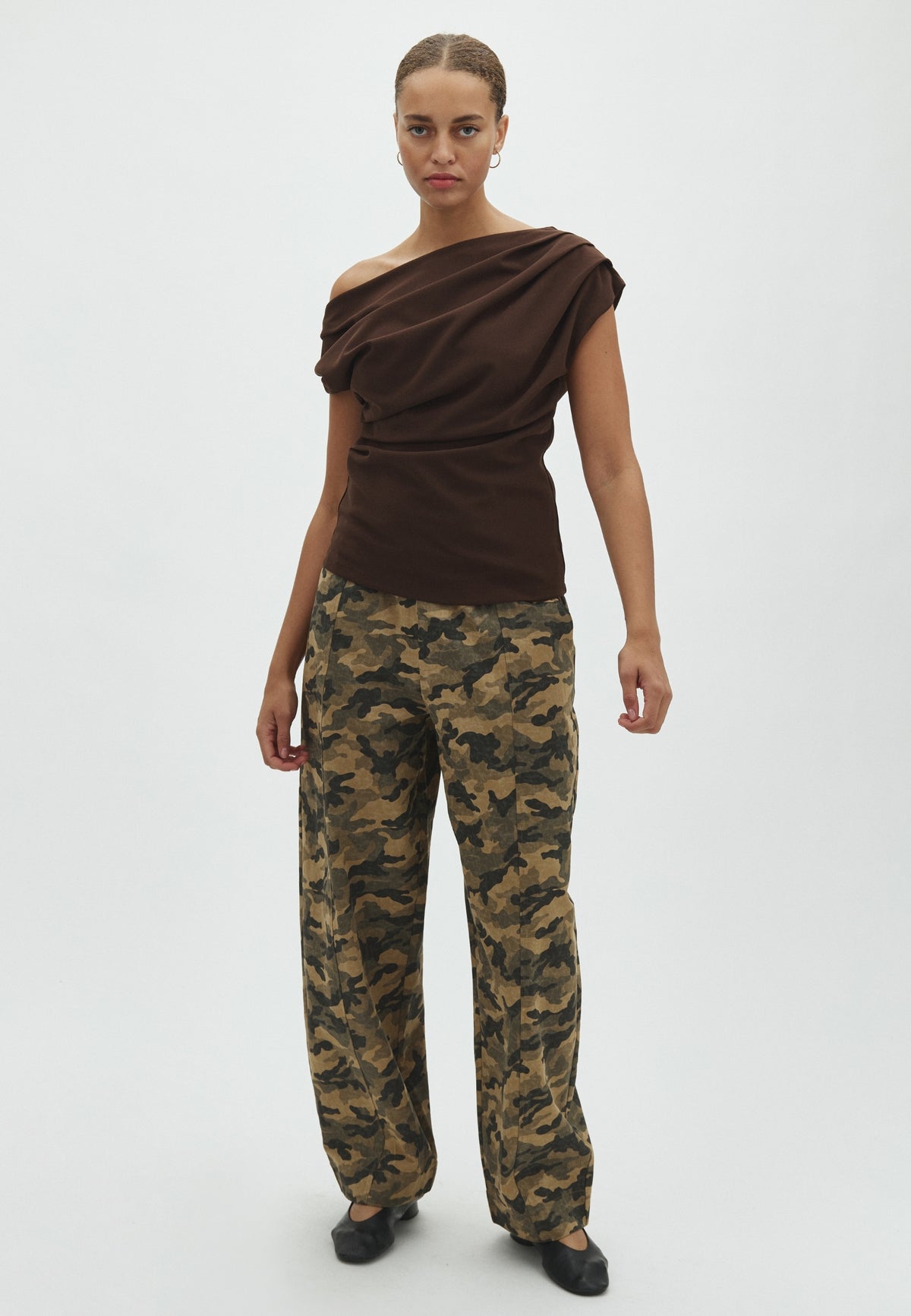 169565 Dabelle Drapy Top_Dark Brown_Model_2