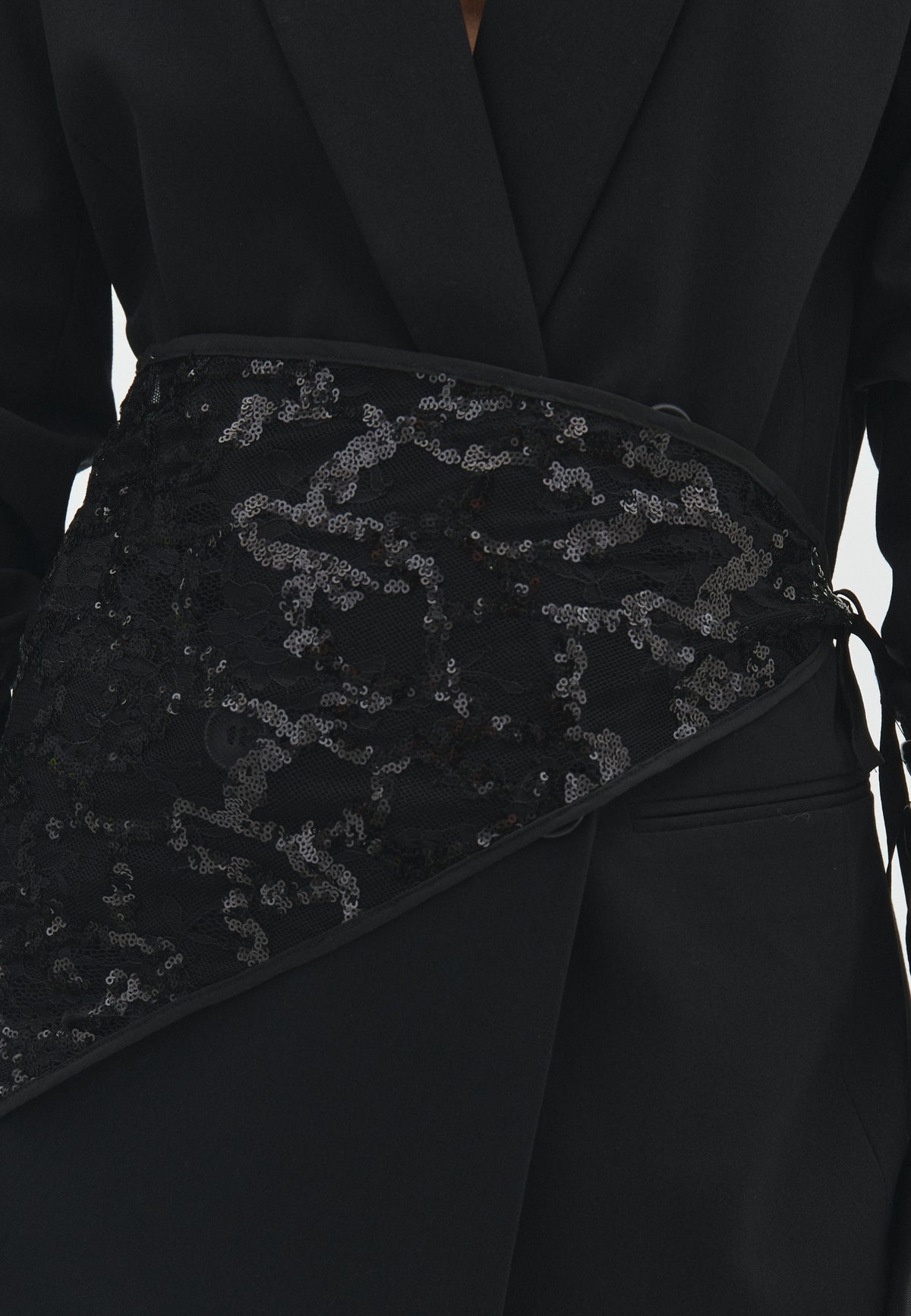 Scarfira-M_Black_Model_2