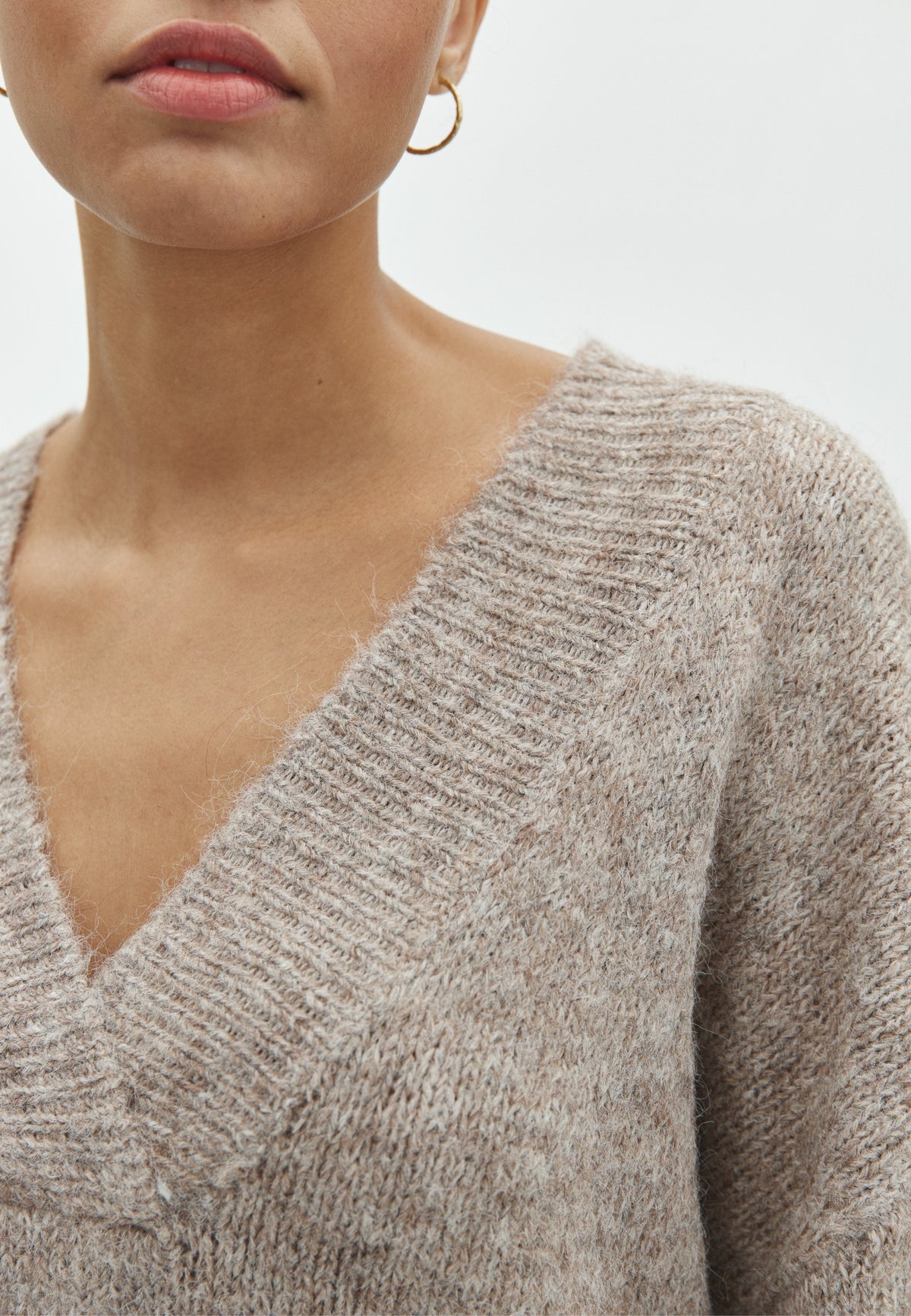 170032 Telli Fluffy Knit Blouse_Beige Melange_Model_1